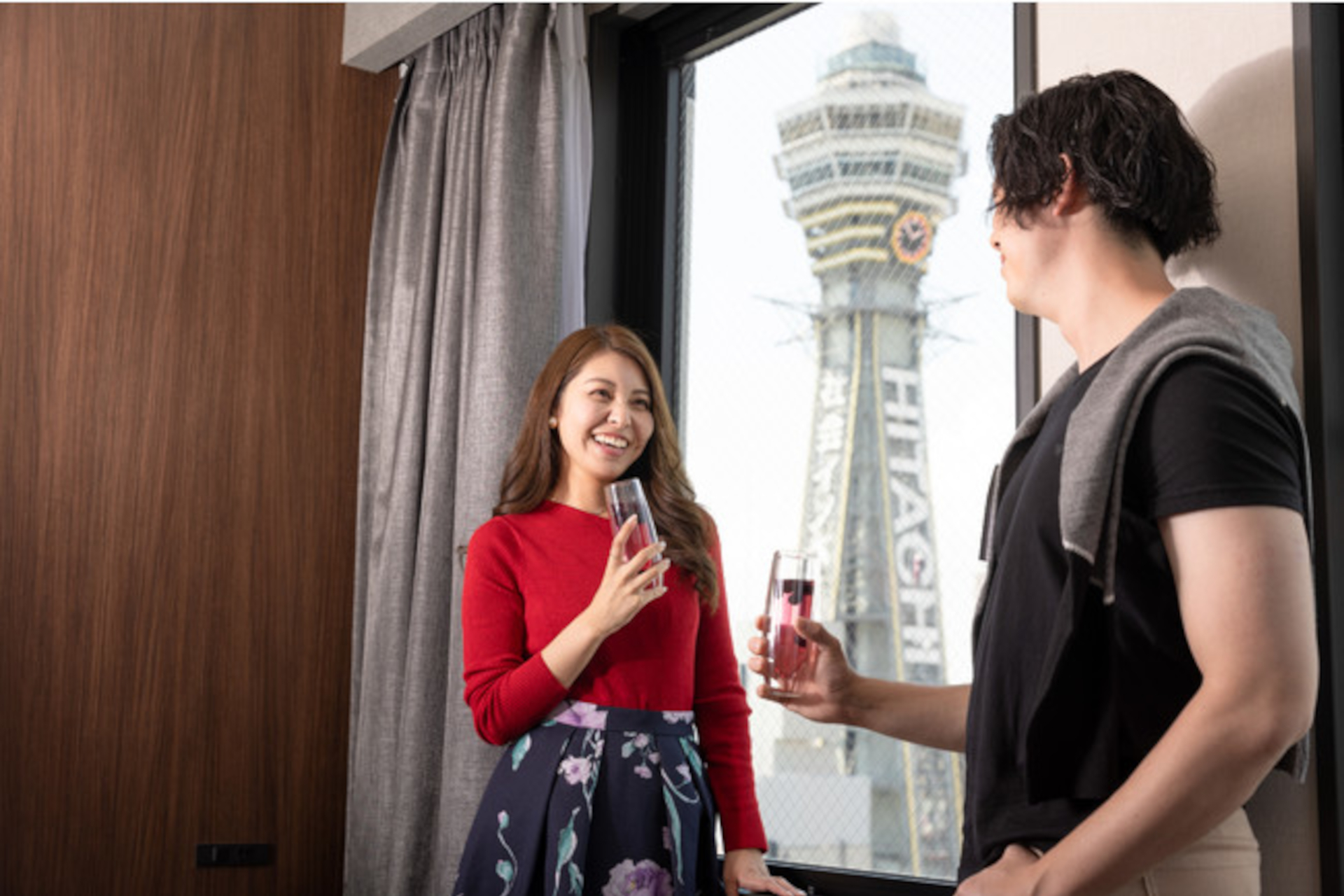 客室からは通天閣などの景色を望む