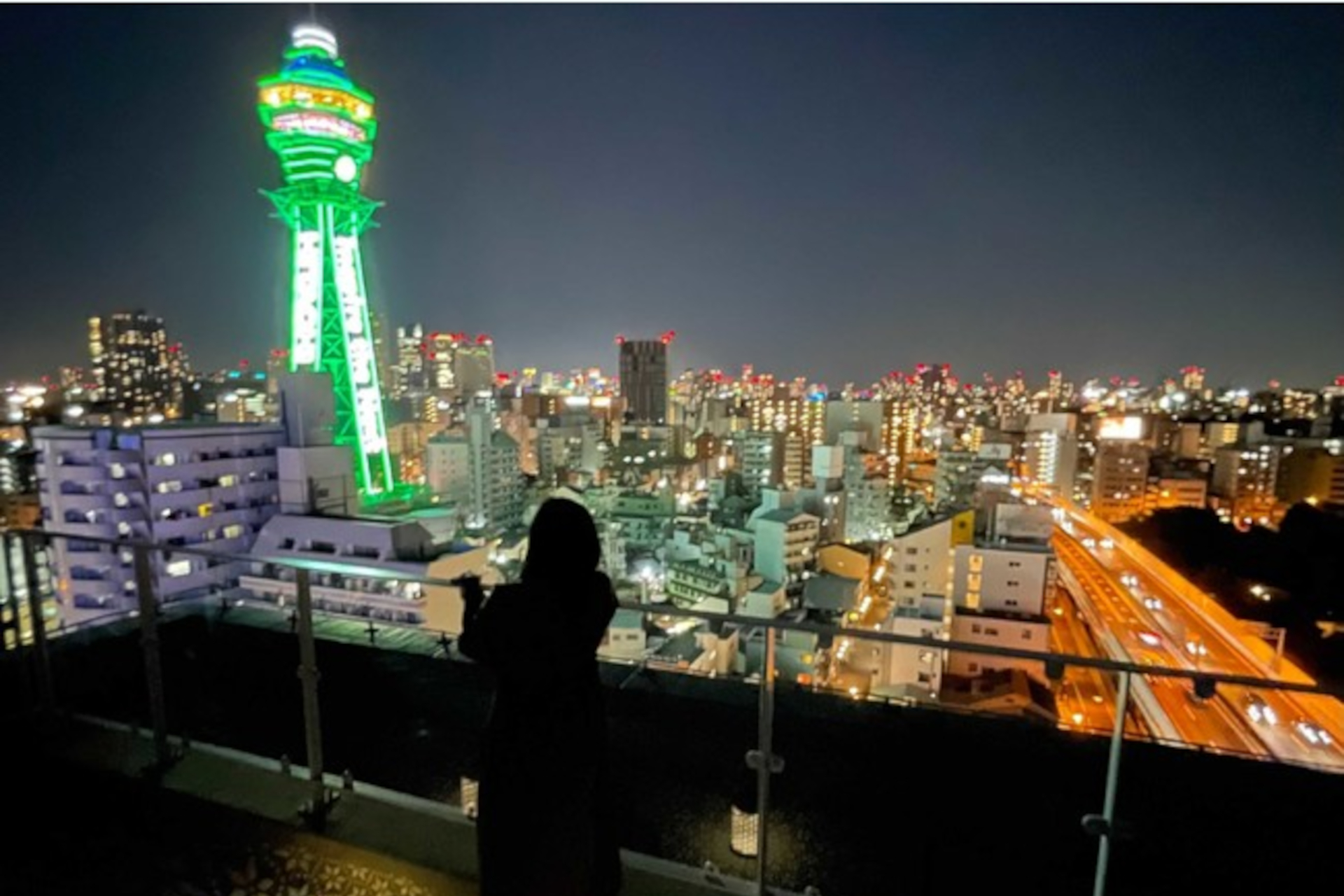 ホテル屋上の展望デッキ「Willows SKYDECK」から街の夜景を一望