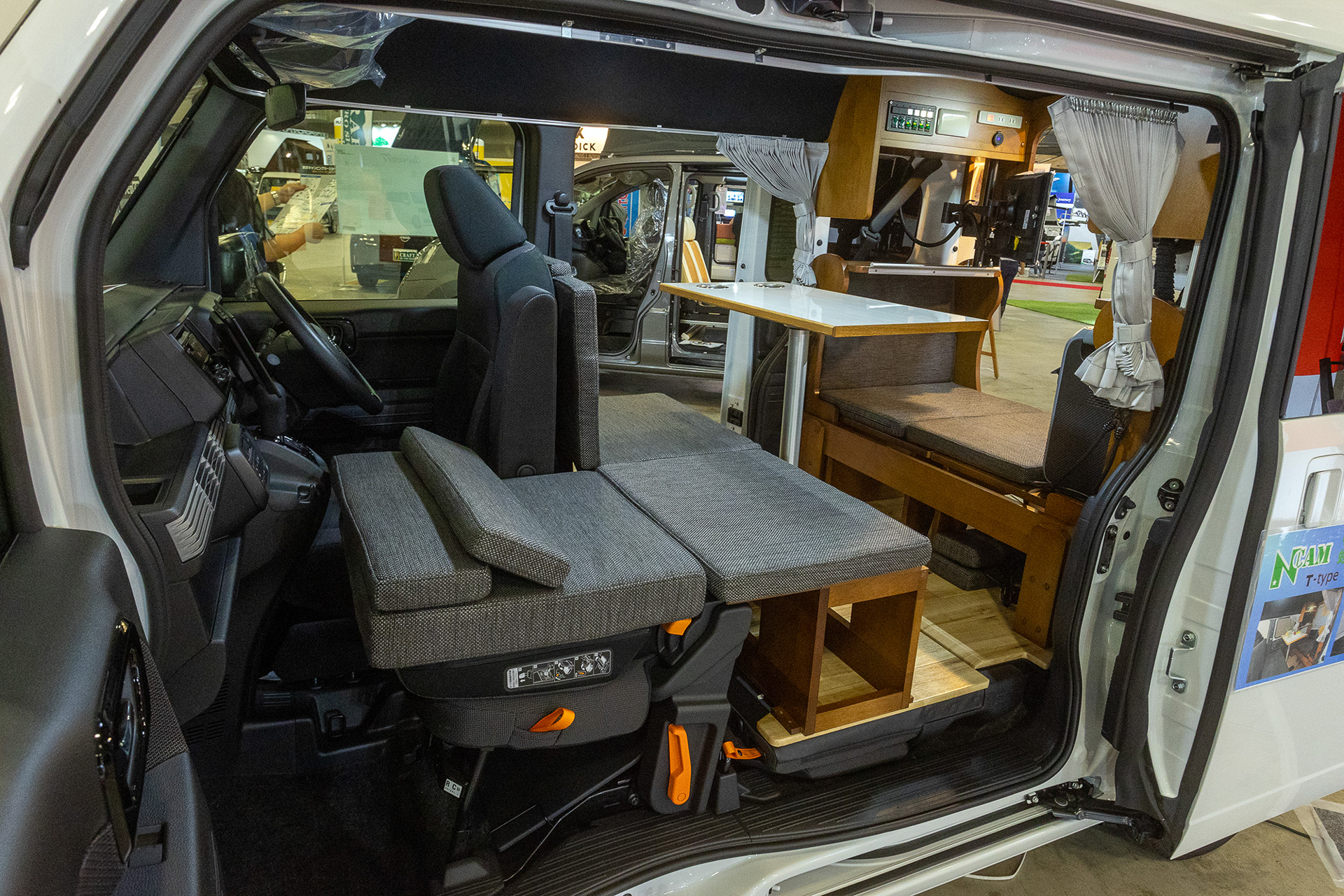 就寝定員は2名だがソロでの利用も多いそう。ルーフには断熱加工がされている