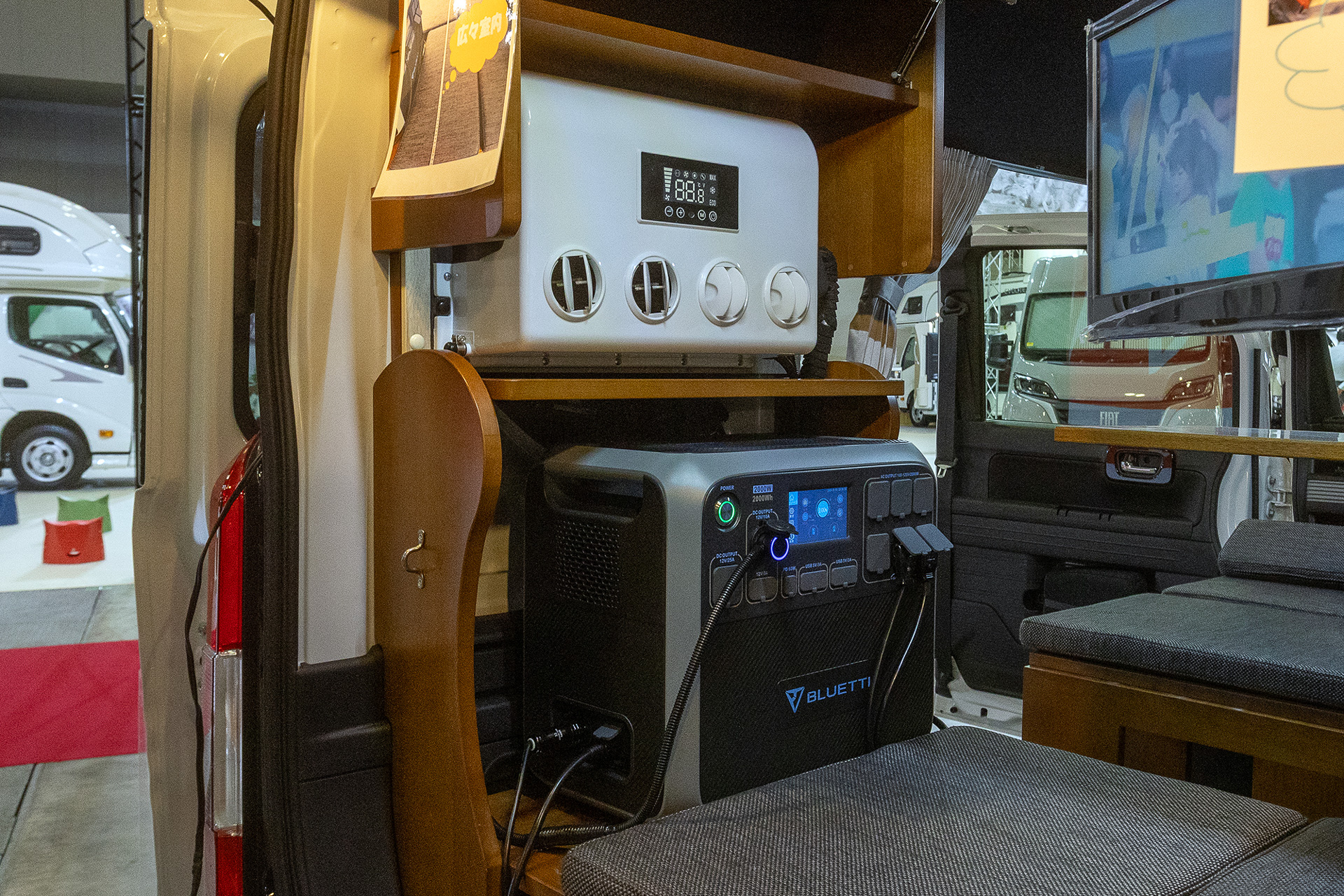 DCクーラーはオプションだがほとんどの人が装着するという。2000Wポータブルバッテリーでは3～4時間ほど動かすことができる