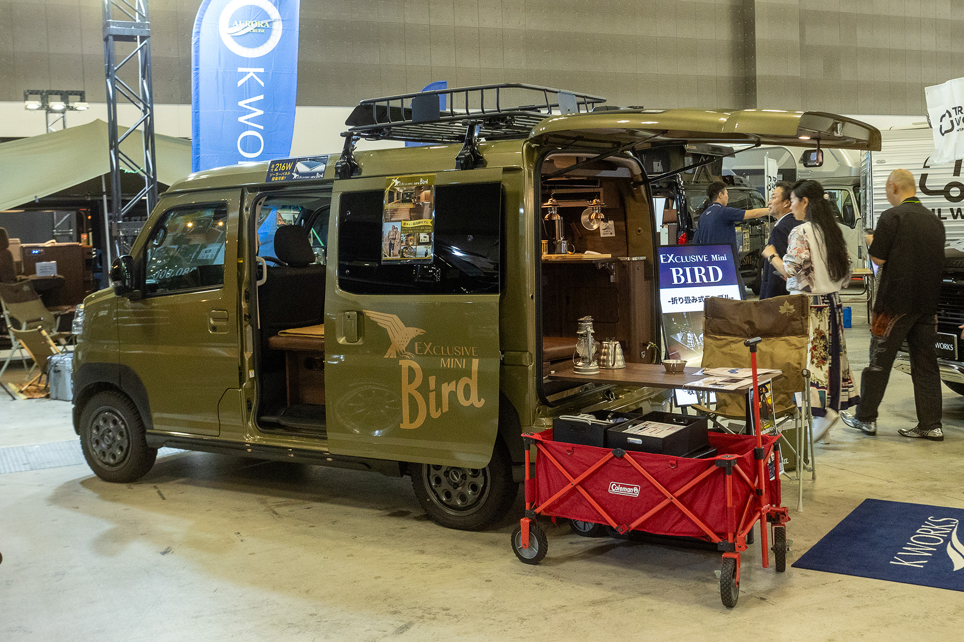 K WORKSのエクスクルーシブ ミニバード。ダイハツアトレーがベース。ターボエンジン、4WDも選べる。ハイクオリティな家具や1800×1050mmサイズのフラットベッドを装備。引き出し式のキャンプテーブルもセットできる