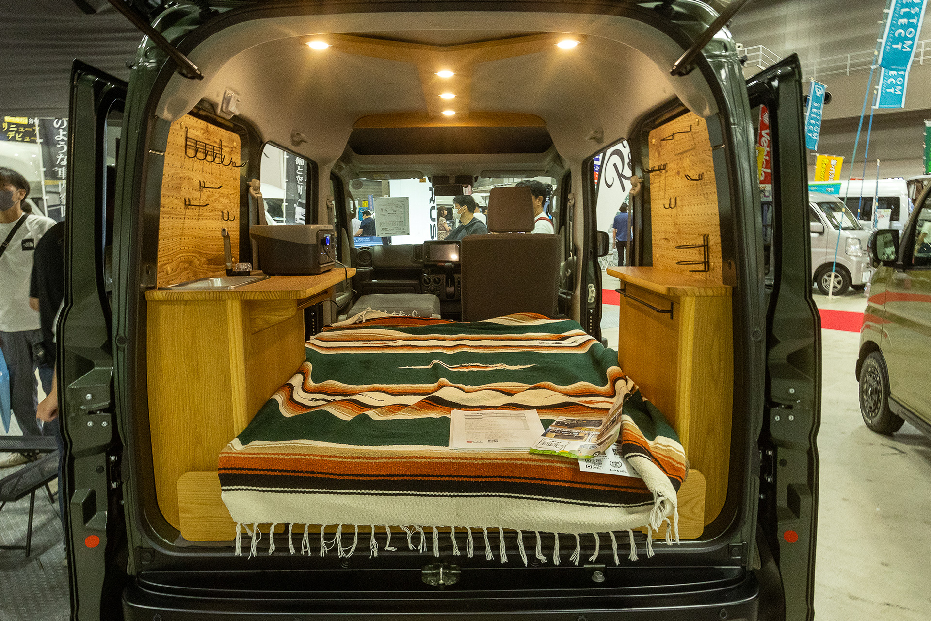 ちょっとした洗い物、手洗い、歯磨きなどもあるので、車中泊仕様では小型でもシンクはあった方がよい。ベッドの長さは1800mmとなっている