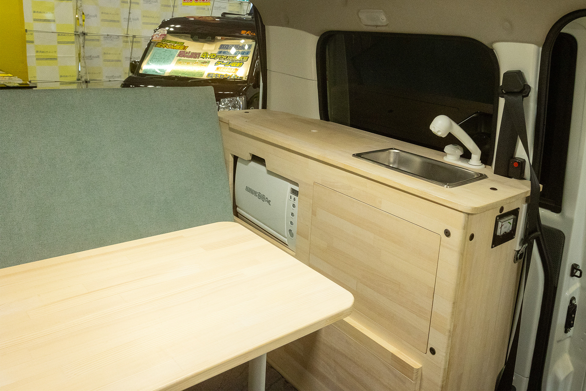 こちらも給電ACE。電子レンジや小型のシンクを装備