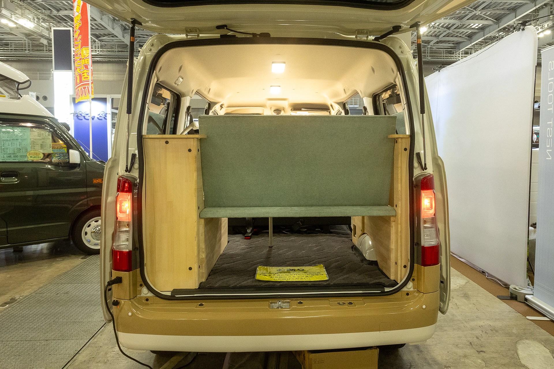 シート下に広めの収納スペースがある。背もたれは取り外すとベッドのパーツの一部となる。ベッドへの展開も容易だという