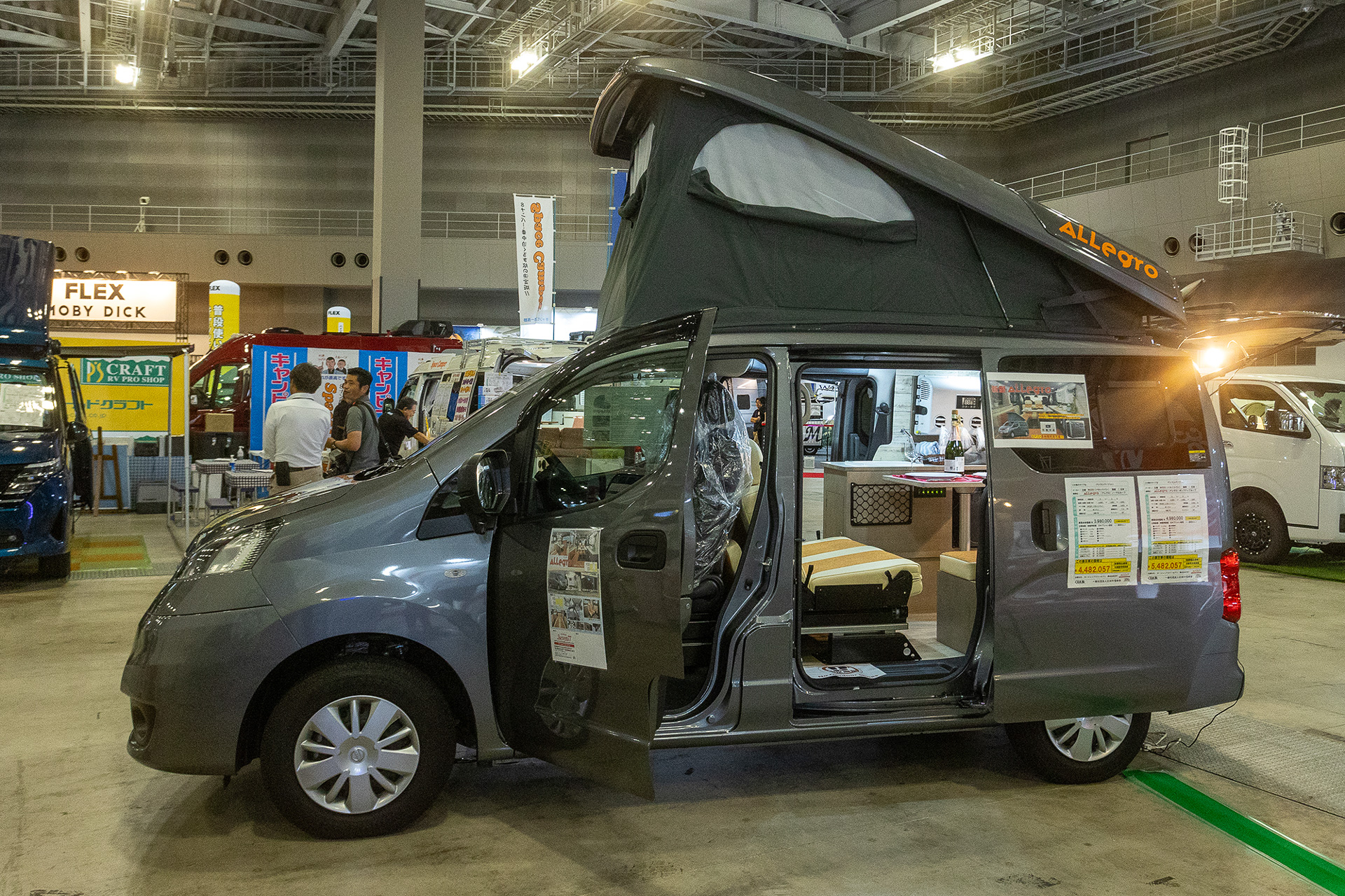 カーショップ スリーセブンが展示していたアレグロ。日産NV200GXがベースで8ナンバー登録になる。ポップアップルーフはオプション品。就寝スペースとしてだけでなく荷物を置く場所としても使える