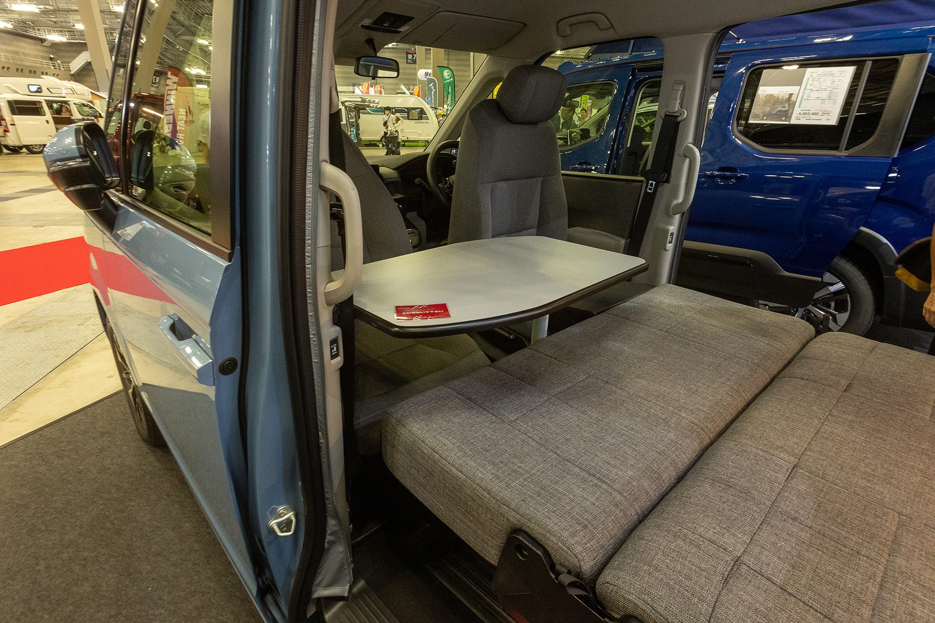 室内は6名乗車のシートレイアウトから4名就寝可能なベッドモードに変更できる