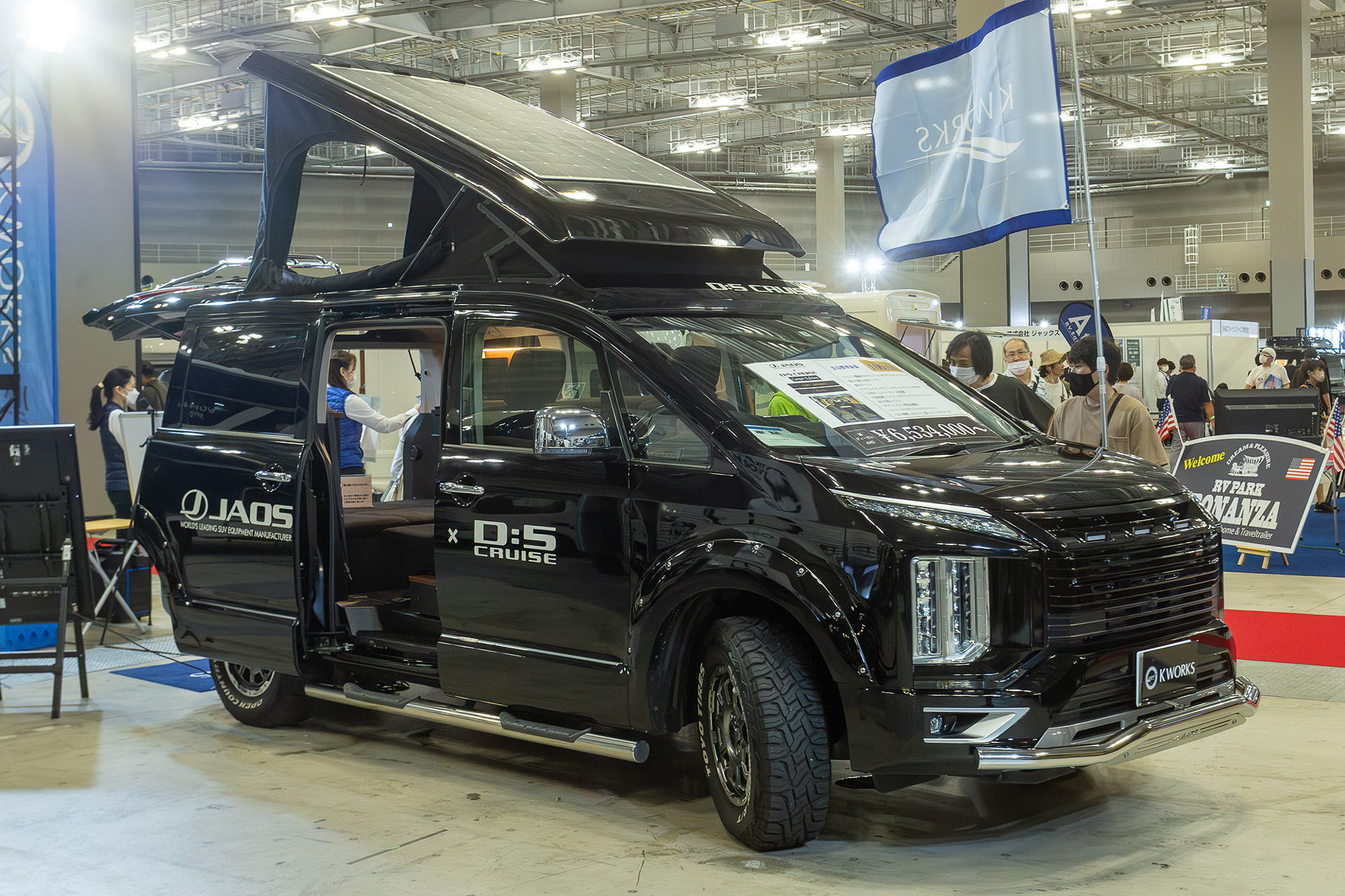 デリカD:5ベースのD:5クルーズ。スライド機能付きREVOセカンドシート、着脱式テーブル、遮光カーテン、リチウムイオンサブバッテリーシステム、1500Wインバーターなど標準装備。ポップアップルーフはオプション