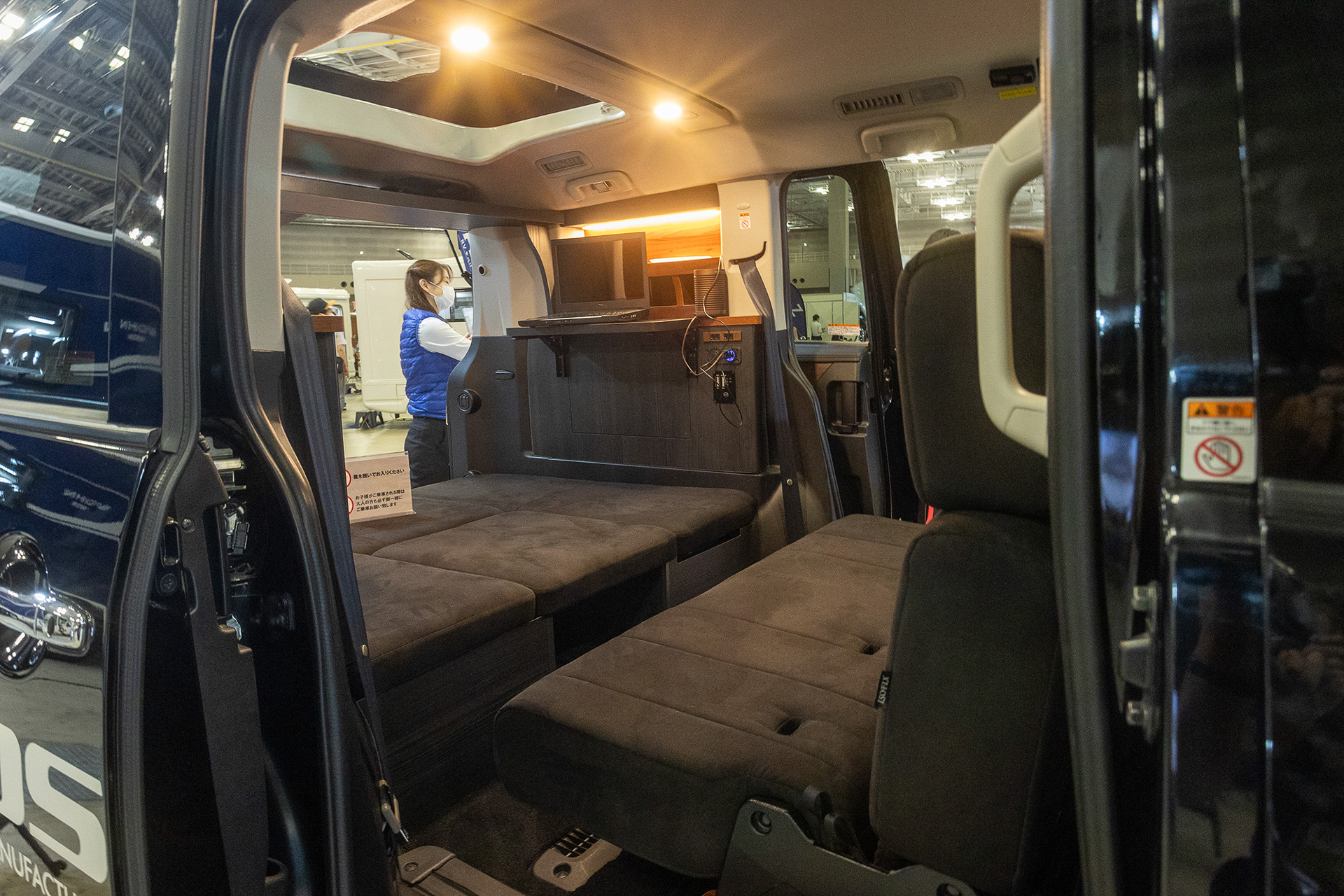 後席は左右の壁に沿ってセットでき、真ん中にテーブルが着くレイアウトが可能。この仕様では後席が車体に対して縦向きになるので、座った体制から窮屈にならずに寝転がることもできる