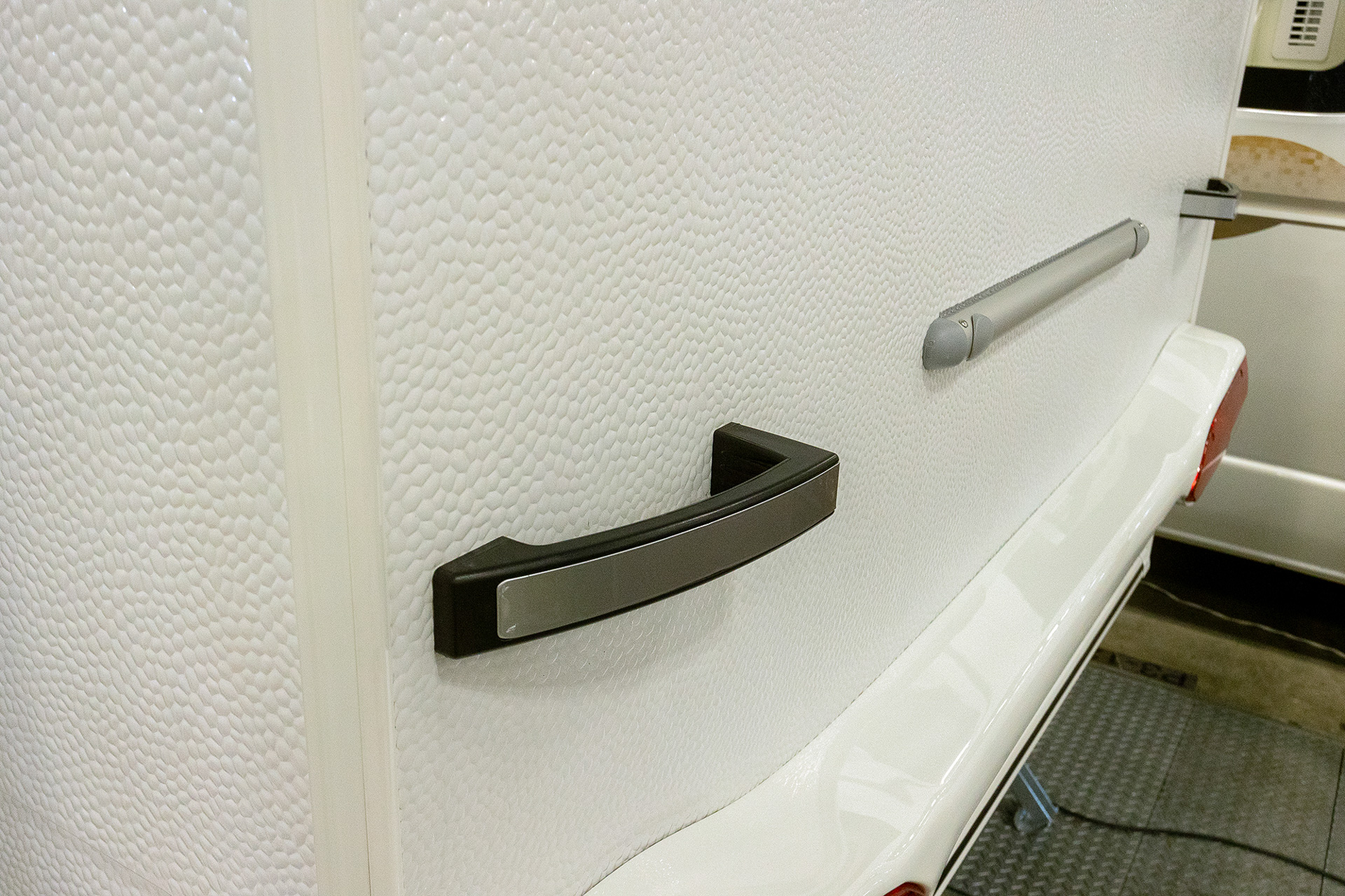 トレーラーには手で押し引きするための取っ手が付いている。最後の位置決めなどは押して行なうことも多いという