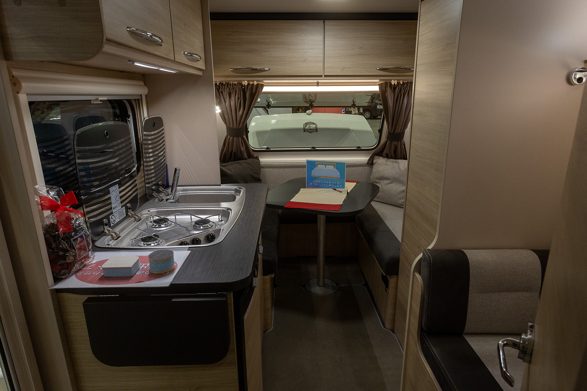 トレーラーの内部。快適に過ごせる広さと装備がある