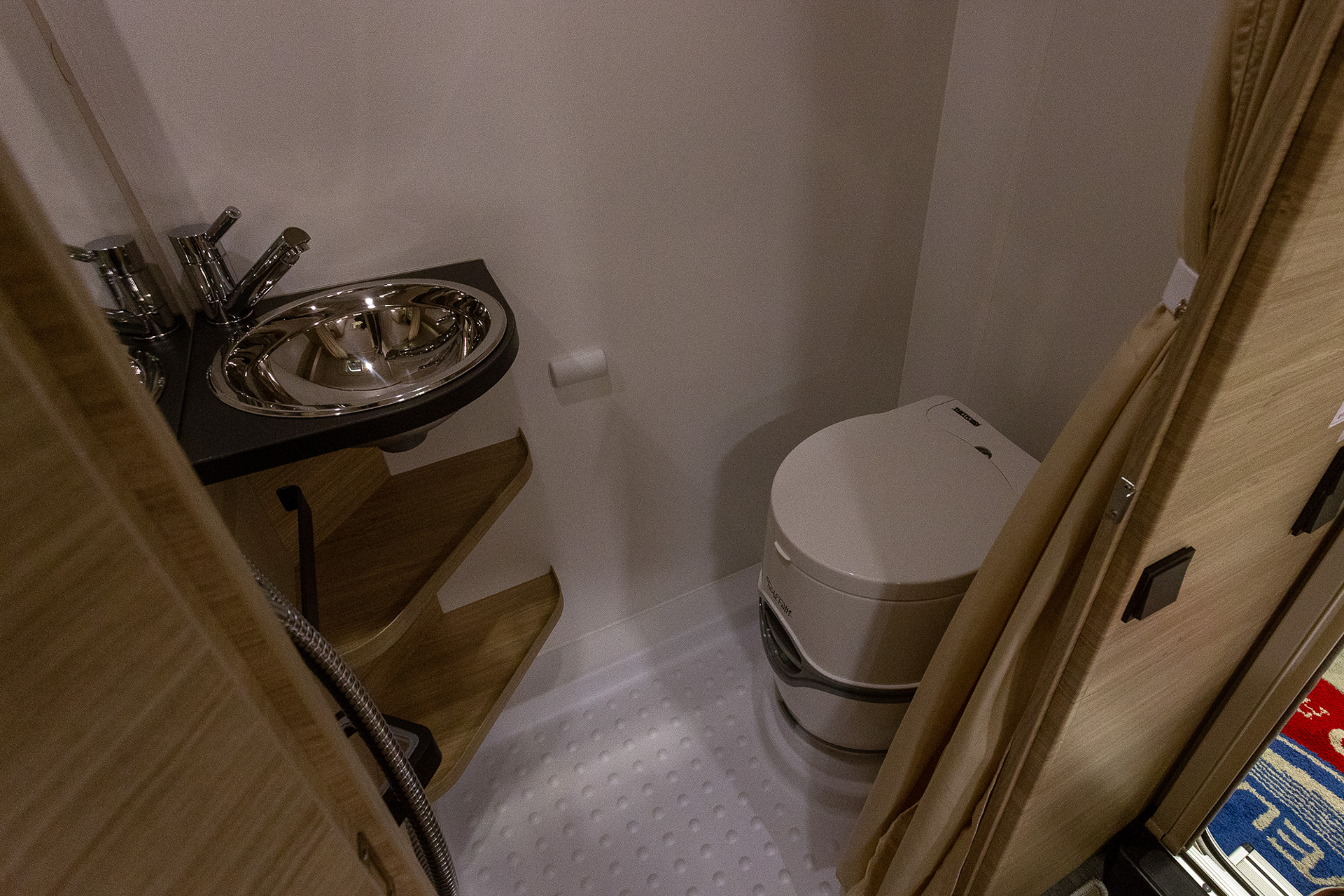 小型のトレーラーでもしっかりとトイレスペースが取れる。オートキャンプ場もRVパークも混んでいるときはトイレも混むので自前であるのはとても便利だ