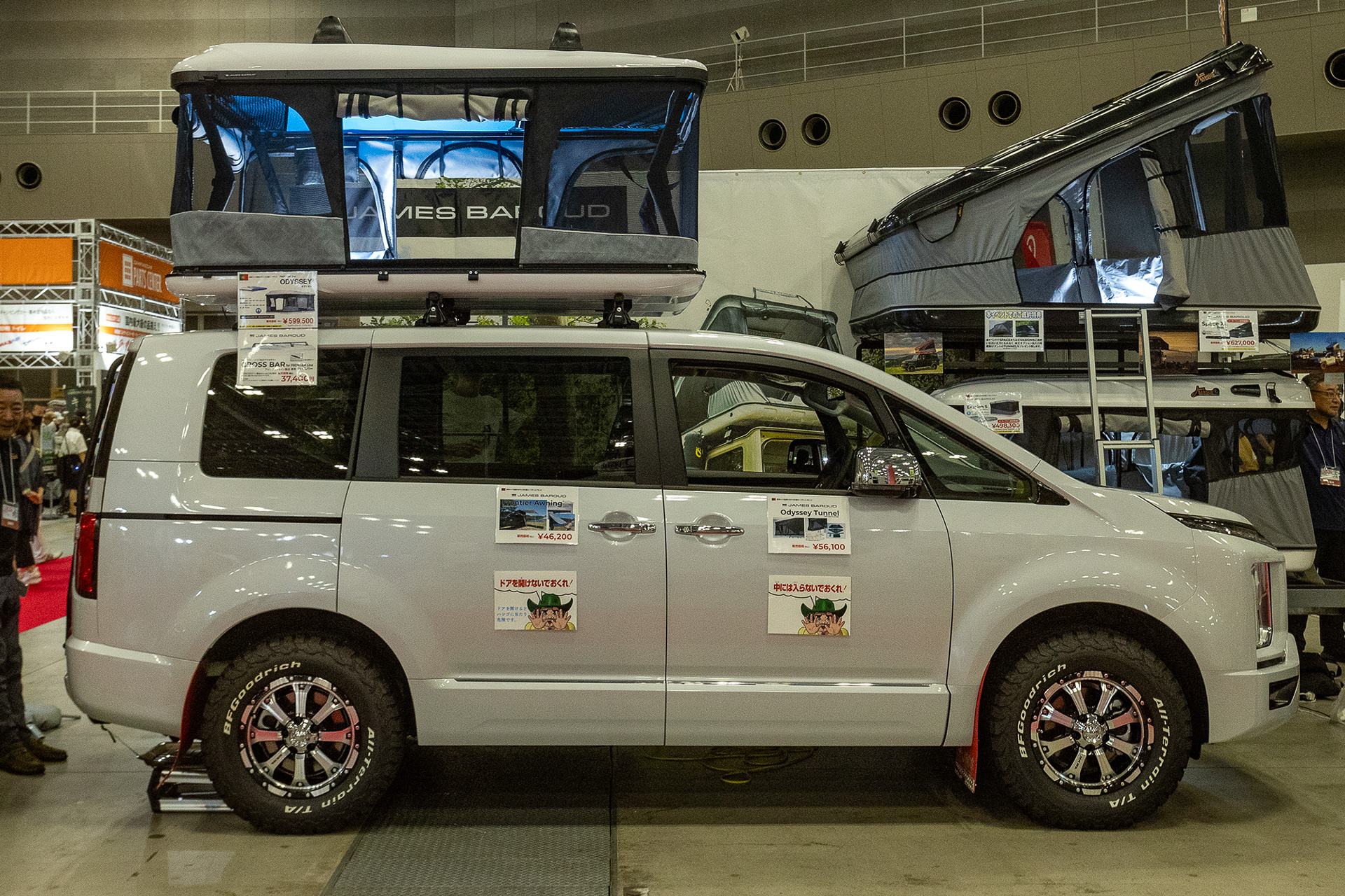 最近、アウトドアフィールドで見かけることが増えたのがルーフテント