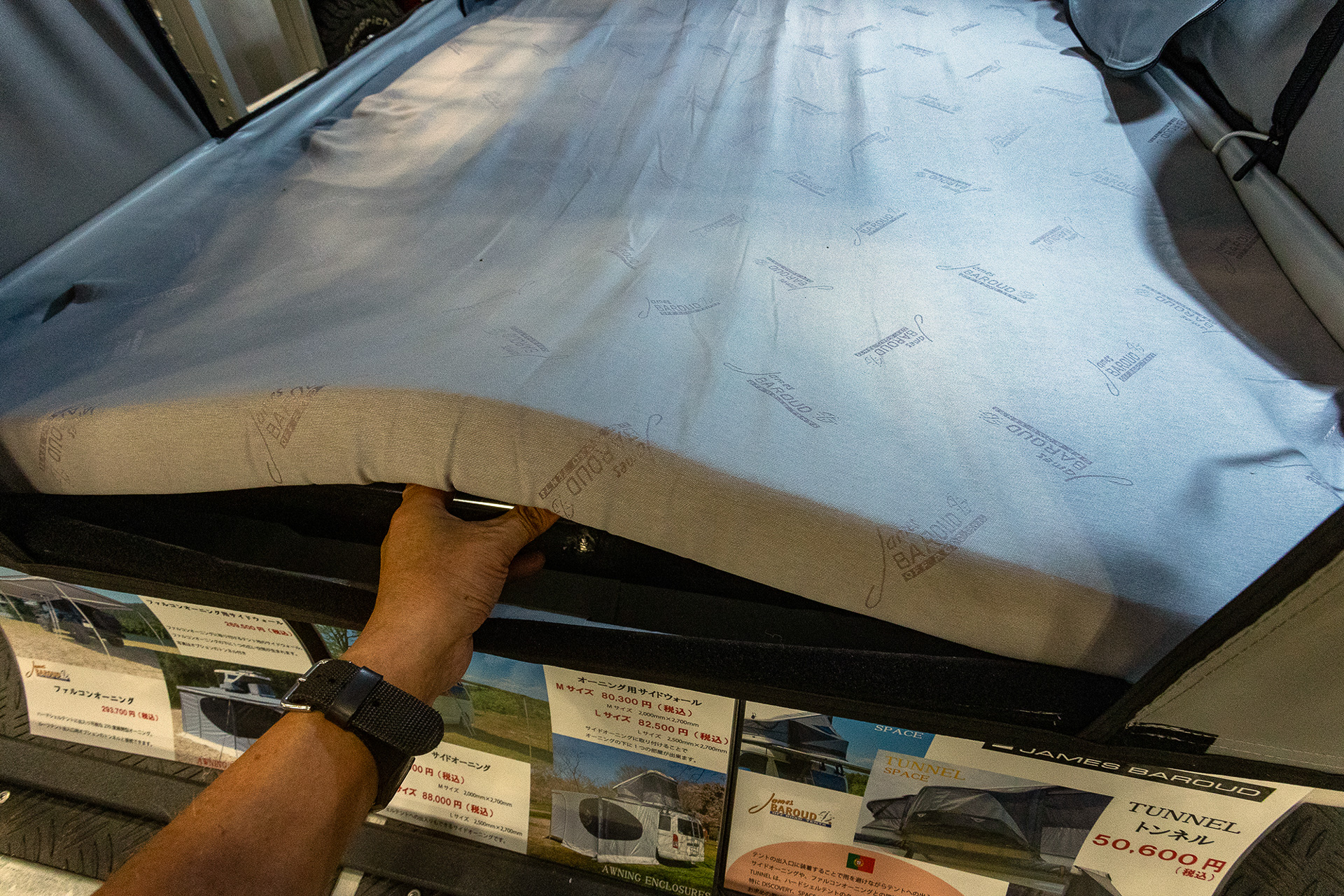 厚手のマットが標準装備なので、就寝には掛け布団やシュラフのみ用意すればよい