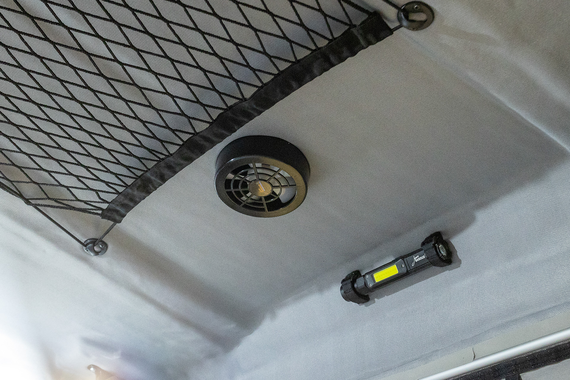 テント地ながら密閉性が高いので換気用にソーラーファンを装備している