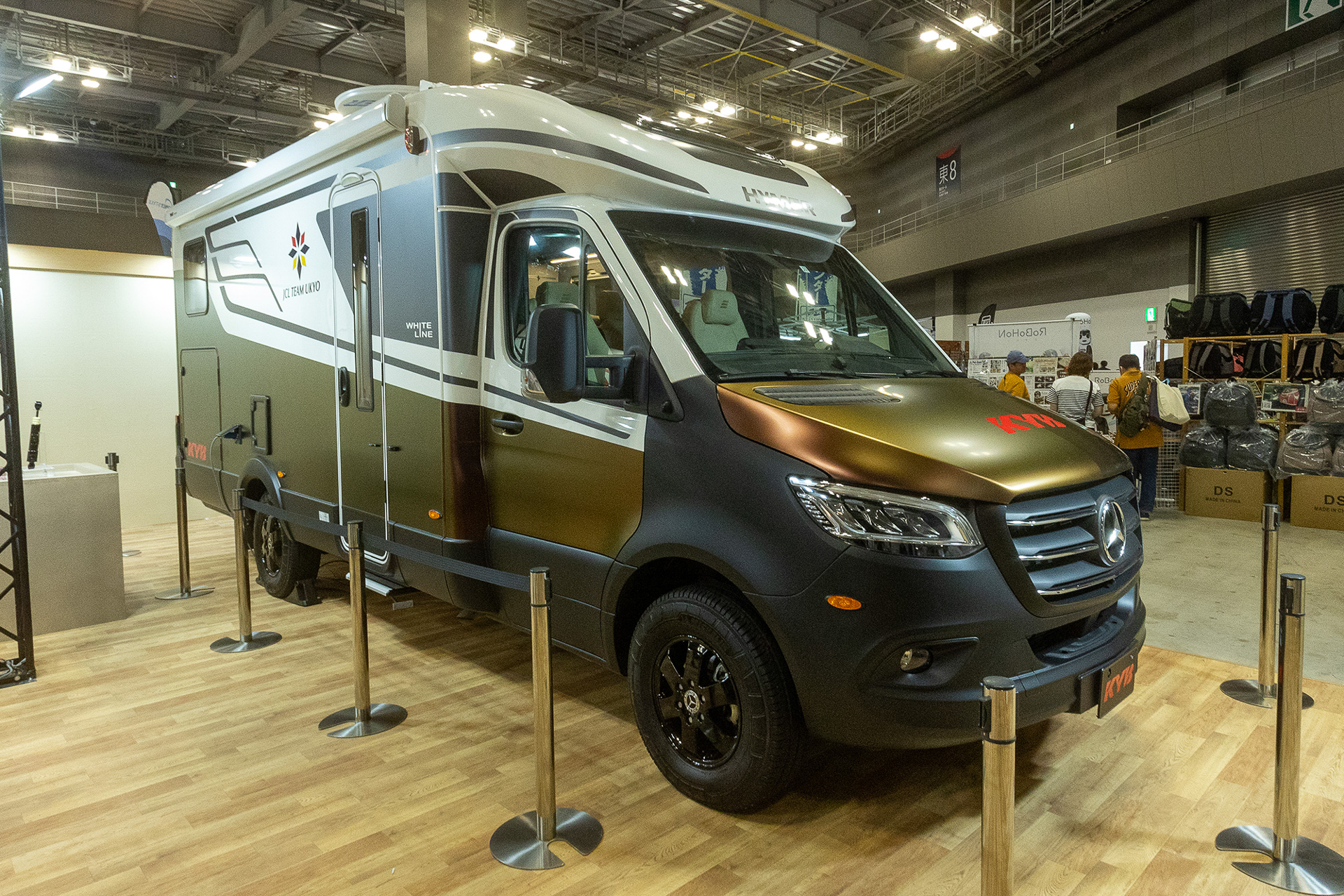 サスペンションでおなじみのKYBが初のブース出展。展示していたのが油圧制御を使ったアクティブサスペンションシステム。前後方向、横方向などあらゆる方向の車体の揺れに対して、それを収めて傾きを抑えるものだ