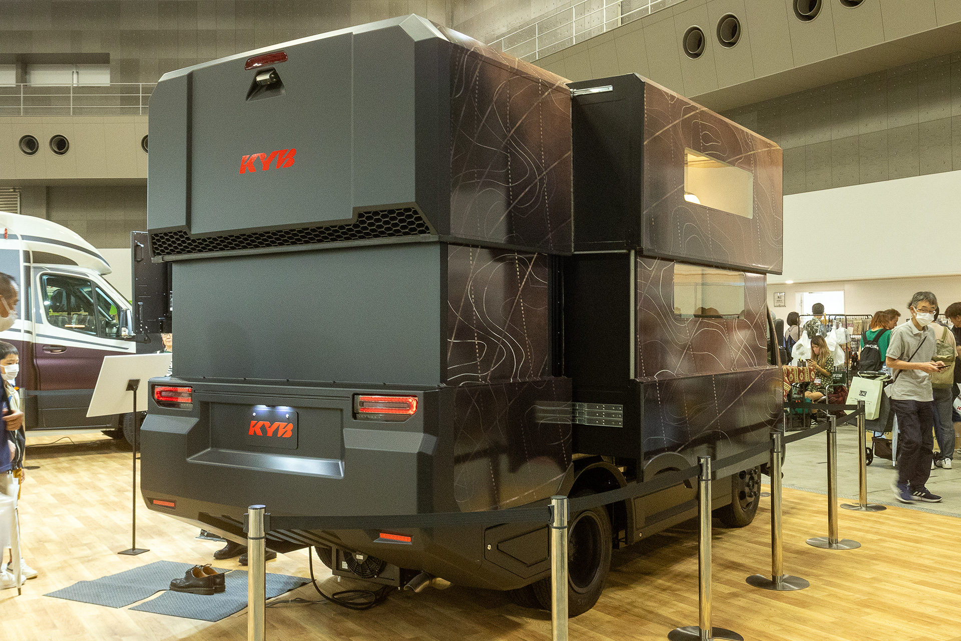 KYBはミキサー車の製造も手掛けていてシェアはナンバー1という。そんな特装車の製作技術を活かしてキャンピングカー自体の製造も行なう計画があるという