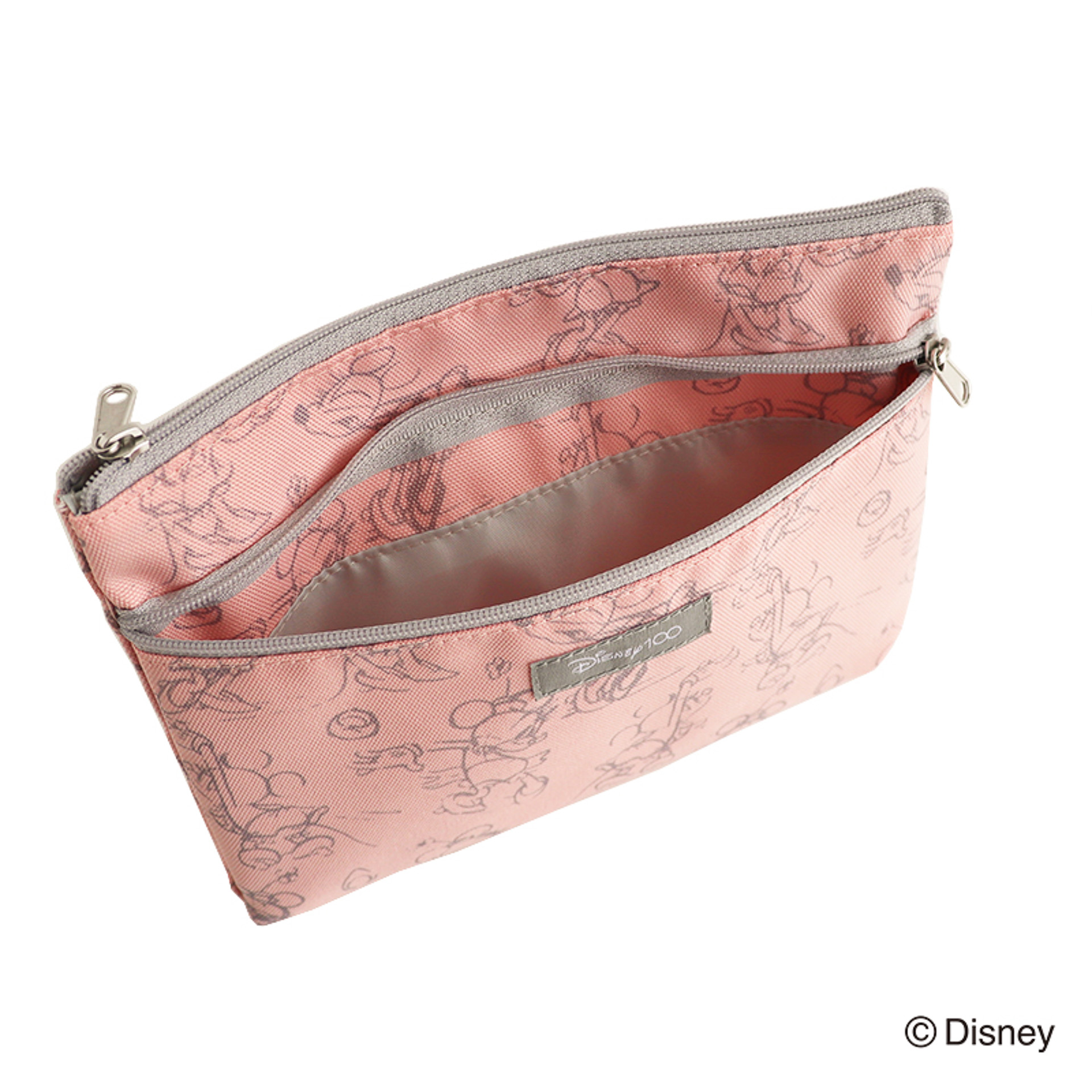 使い勝手のよい正面のファスナーも装備