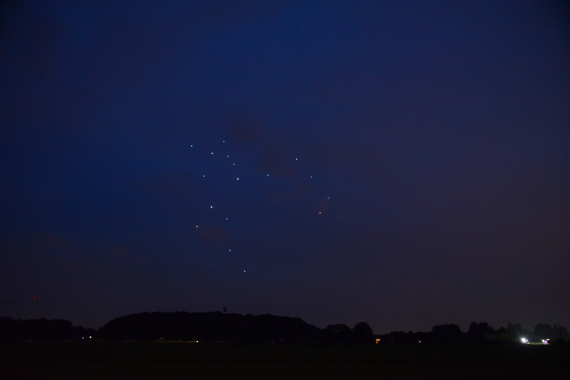 約700機ものドローンが夜空へと旅立ちます。星のようにキラキラ輝いていました