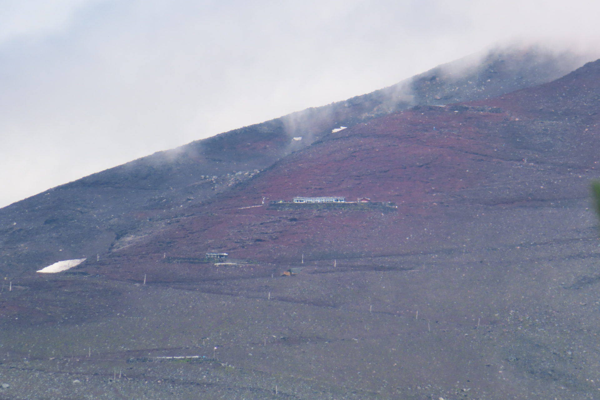 八合目にある山小屋にStarlinkのアンテナが取り付けられ、衛星経由で映像が届けられる