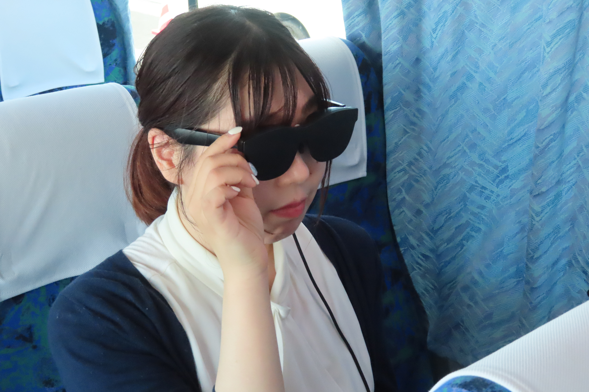 バスの中でスマートグラスを着用して観光案内を受ける