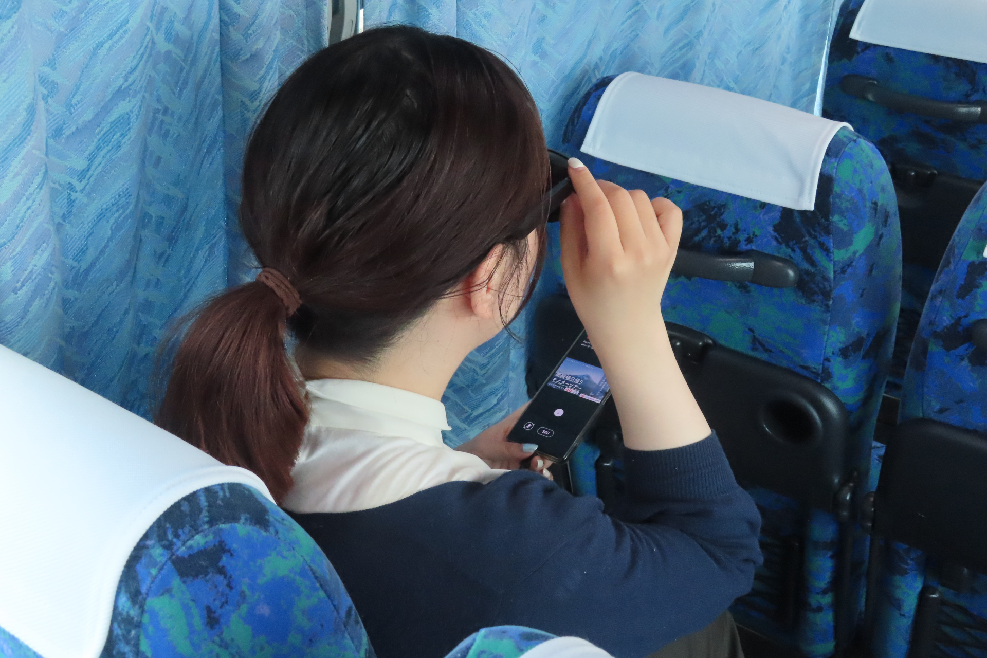 バスの中でスマートグラスを着用して観光案内を受ける