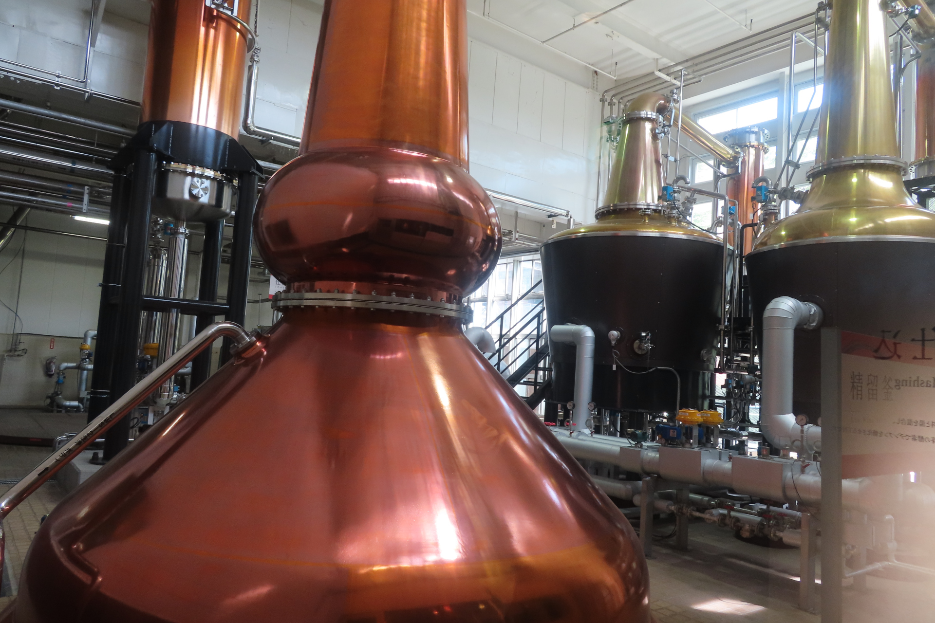 大小さまざまなポットスチルなどを見学し、最後には試飲もできる