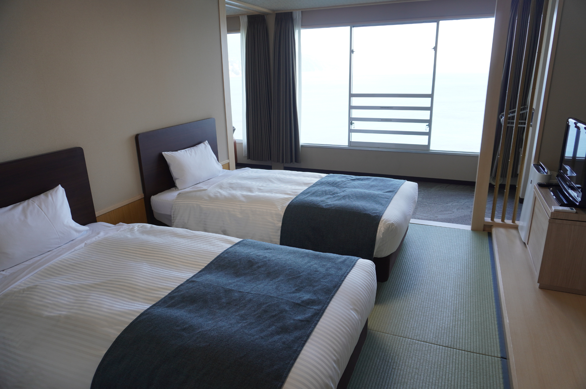 オーシャン・ウイング「デラックス和洋室（10畳＋ツイン）」（53～64m<span class="em sup">2</span>）定員6名