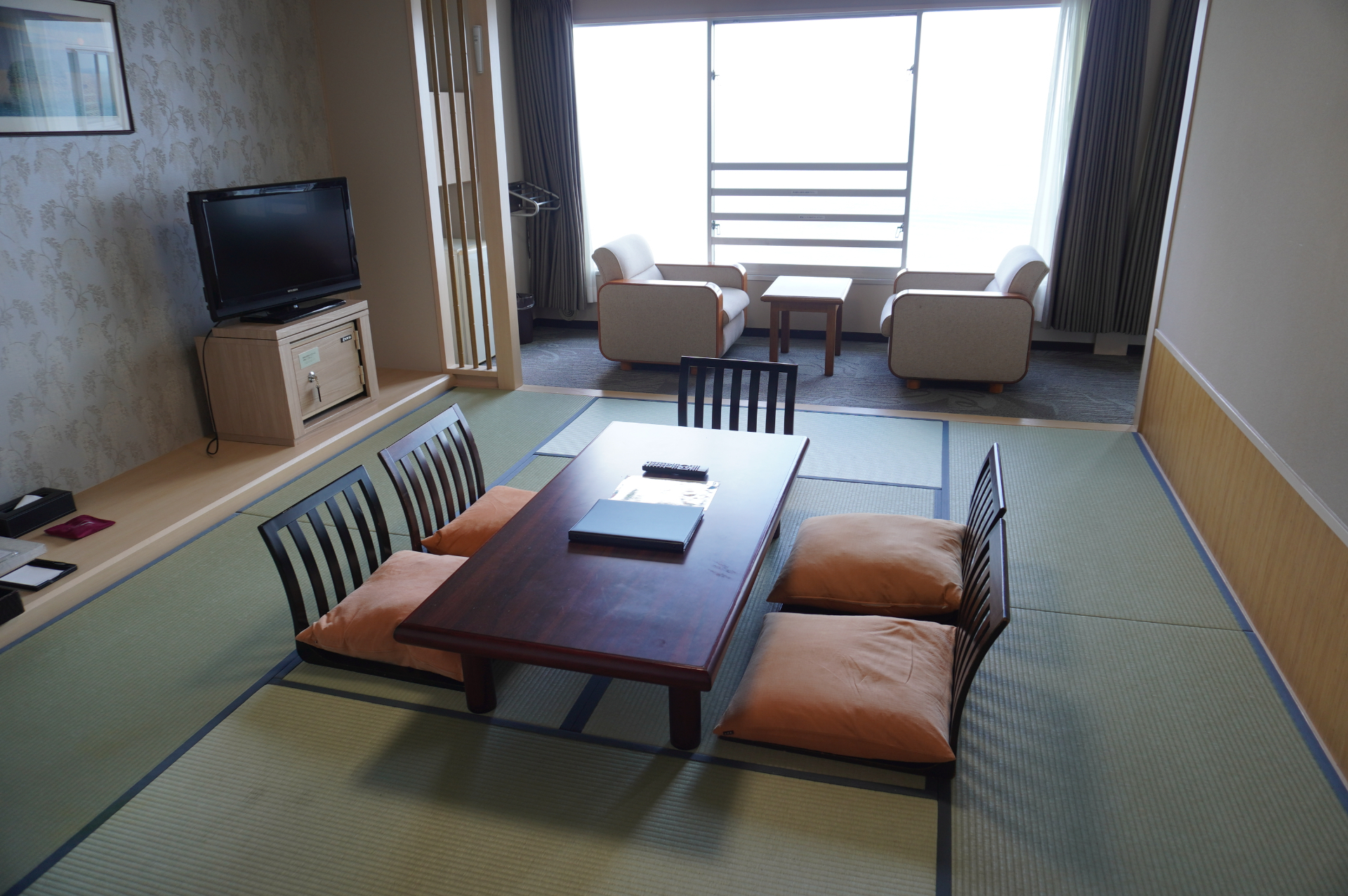 「デラックス和洋室（10畳＋ツイン）」の和室と洗面