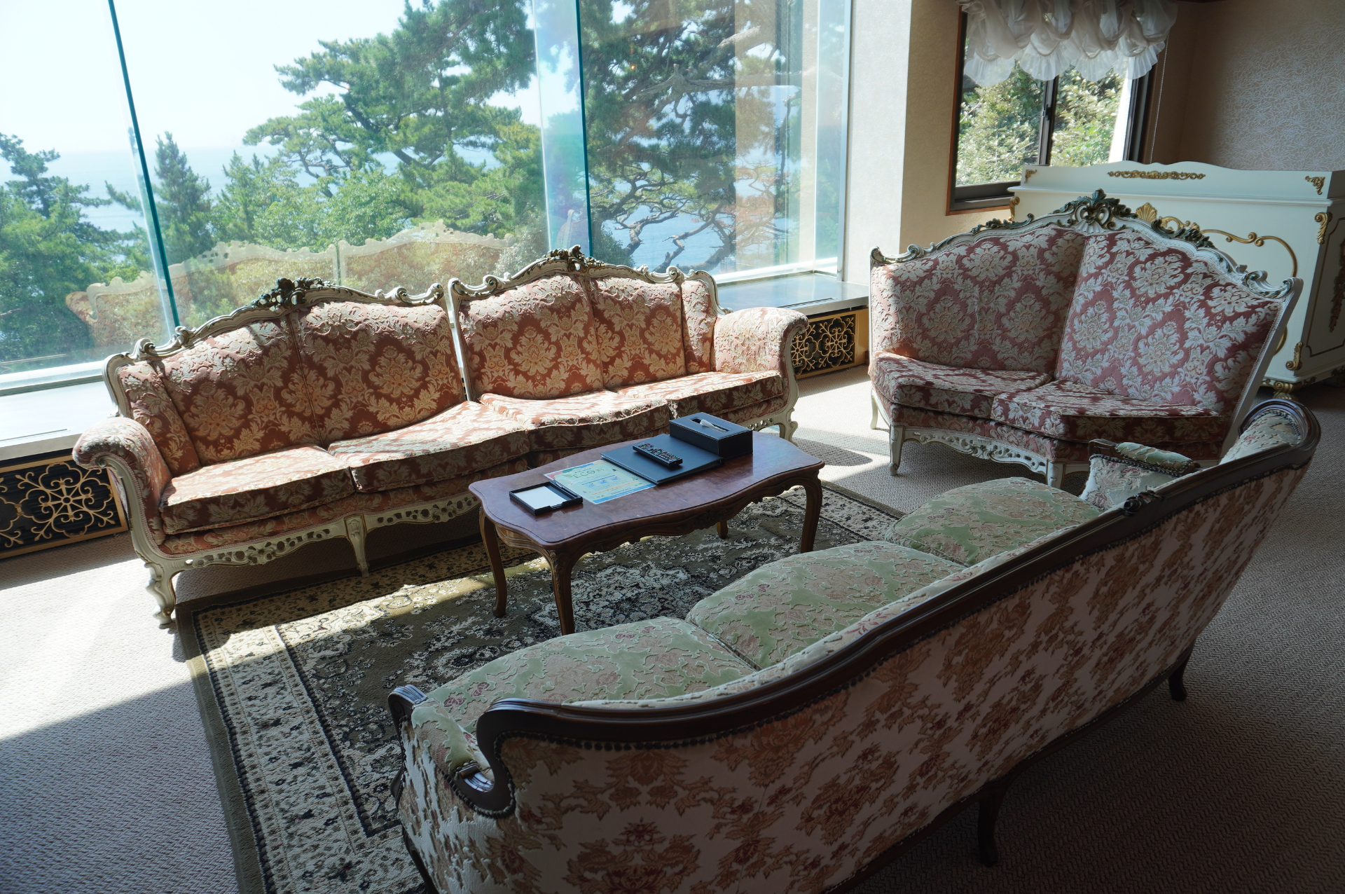 オーシャン・ウイング「インペリアルスイート」（203m<span class="em sup">2</span>）は2階建て。定員6名