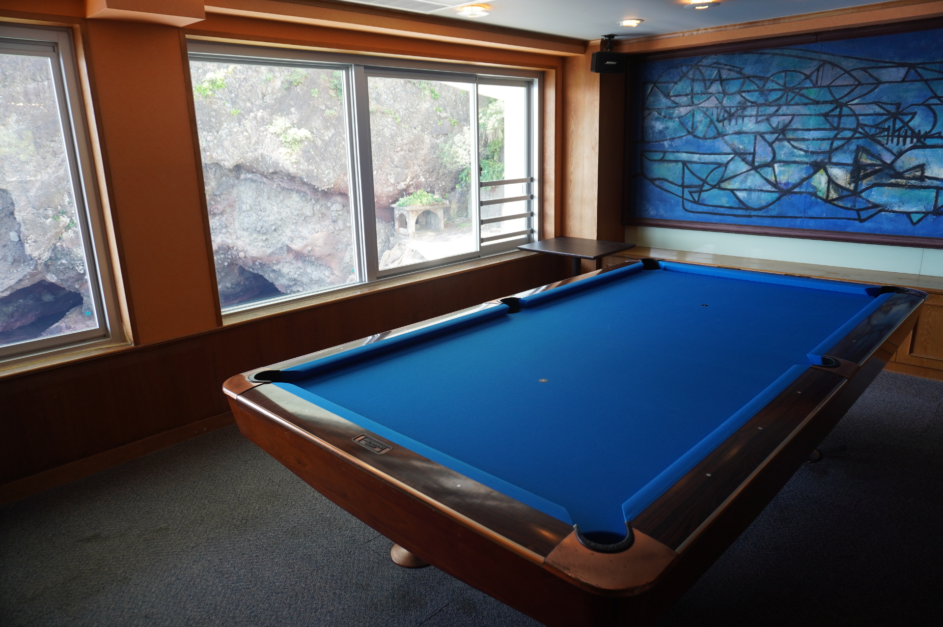 シックな店内にはビリヤード台など