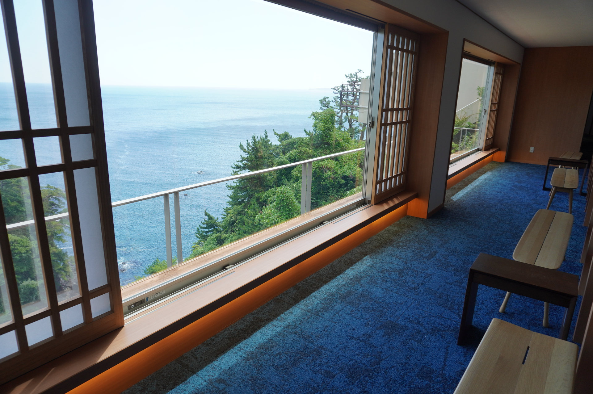 館内の至るところから相模灘の絶景を望む