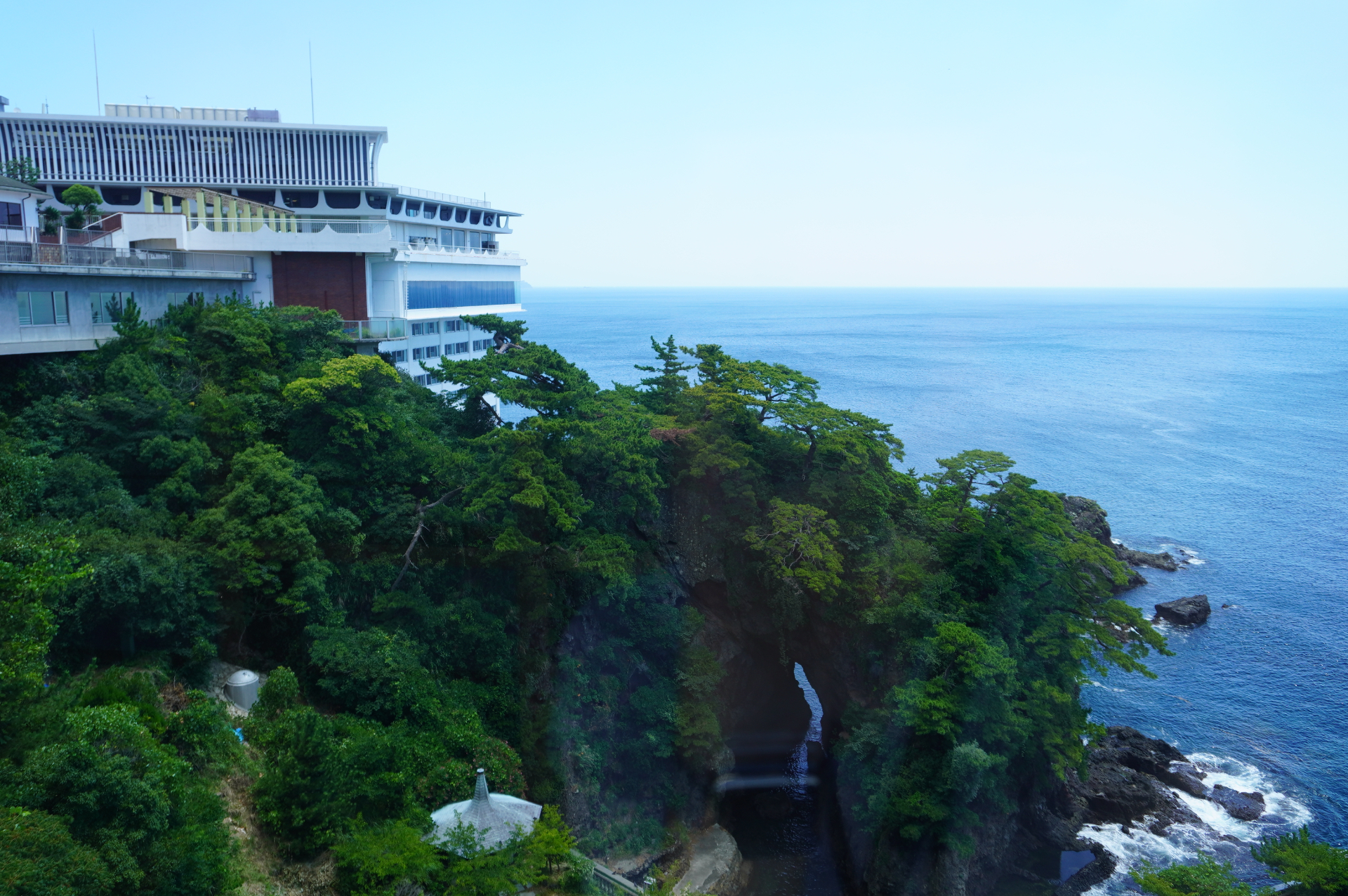 ホテルは錦ヶ浦の岸壁に建つ