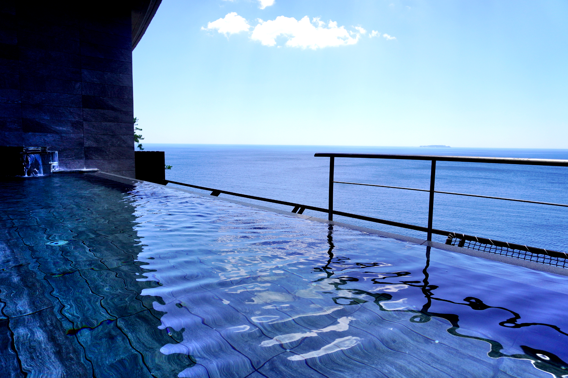 大海原に抱かれるような、スパリウムニシキのインフィニティ風呂