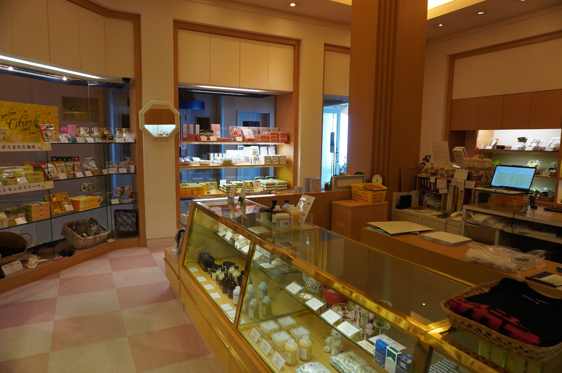 各棟にお土産ショップもあり、グッズやお菓子、地酒などを販売