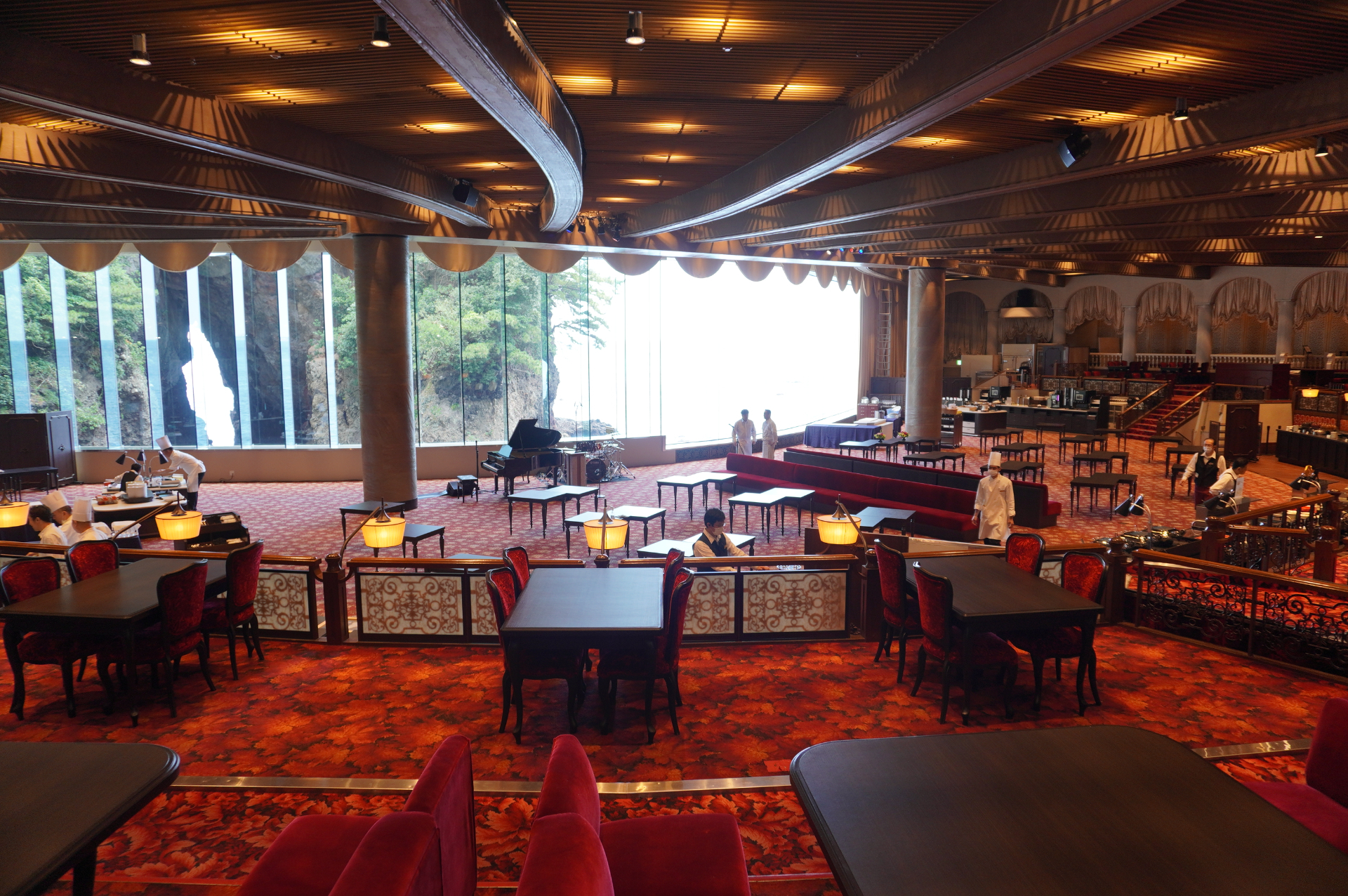 昭和レトロな空間に、2人テーブル席や4人テーブル席、ソファ掛けのボックス席などを用意