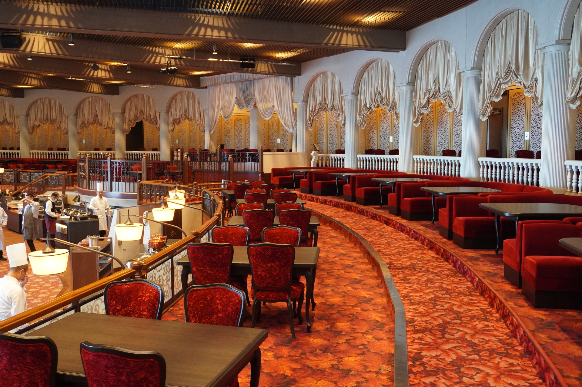 昭和レトロな空間に、2人テーブル席や4人テーブル席、ソファ掛けのボックス席などを用意