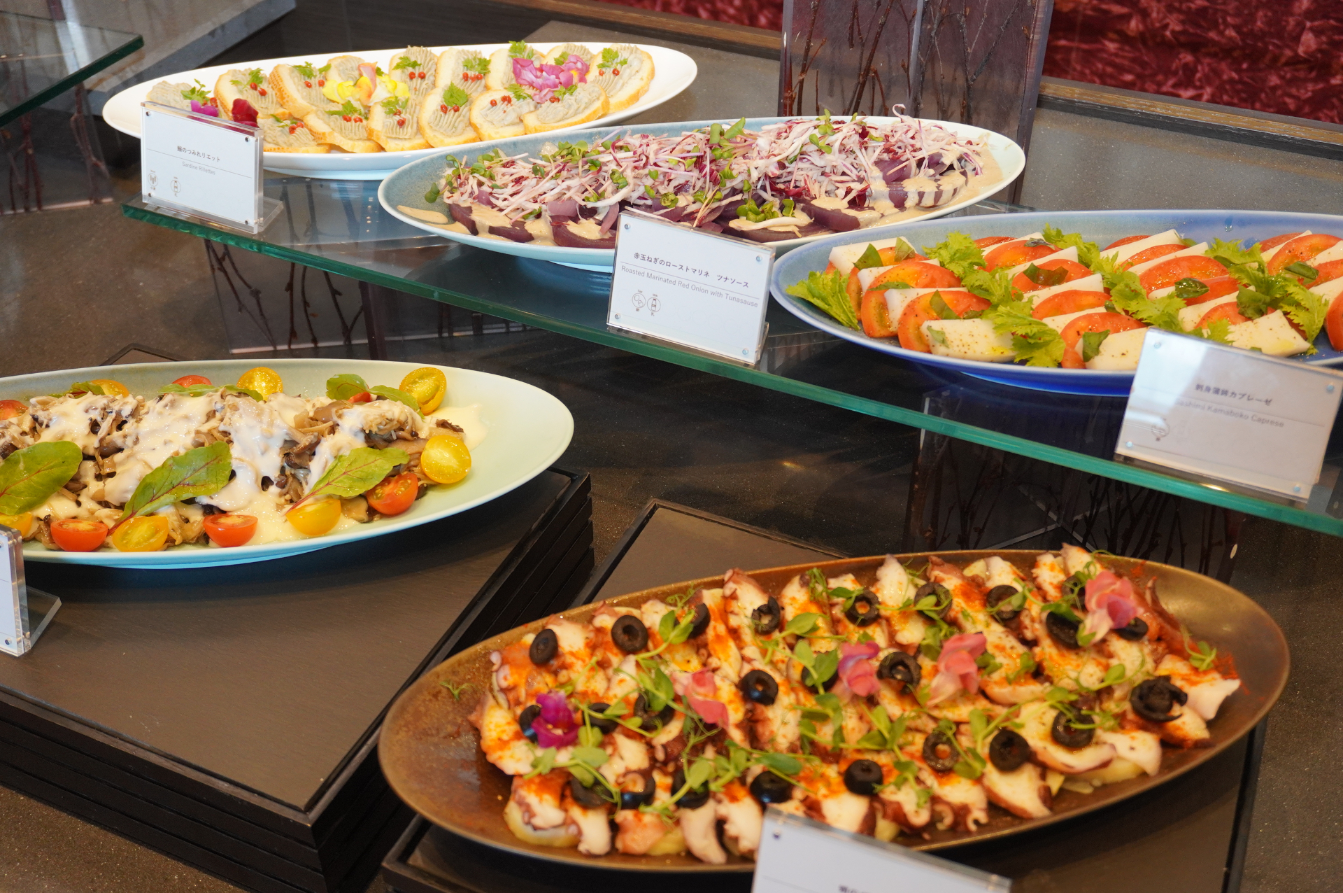 前菜はリエット、マリネ、カプレーゼなど