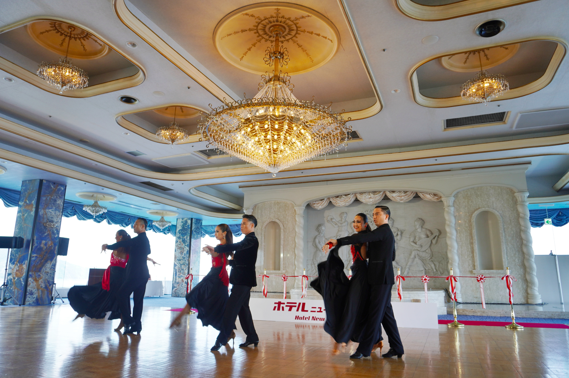 かつてダンスホールだった「サロン・ド・錦鱗」で開業セレモニー