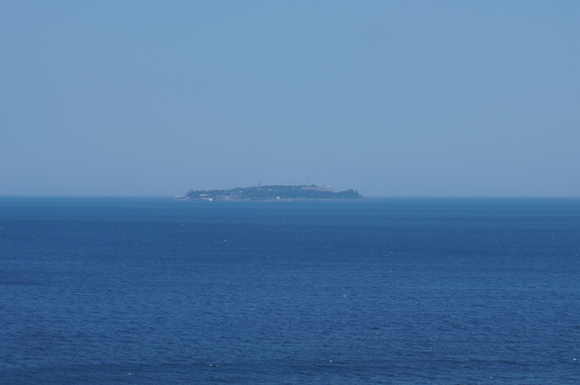天気がいい日は初島もよく見える