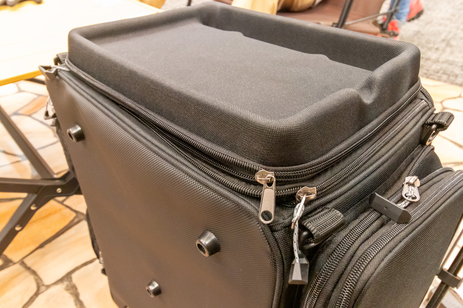 30×26×16cm（幅×奥行き×高さ）のテーブルはファスナーで接続できる