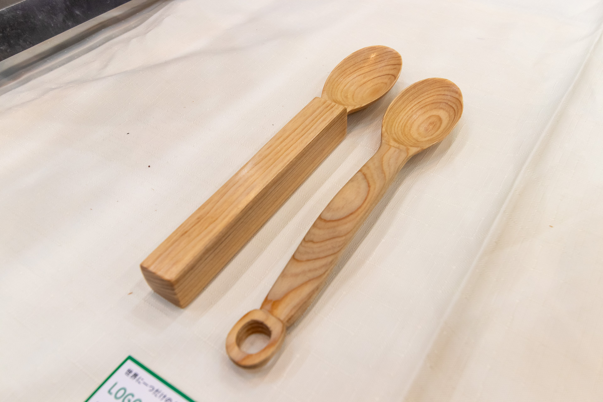 LOGOS クラフトスプーン手作りキット（880円）。写真左が加工前で、右が加工後のもの