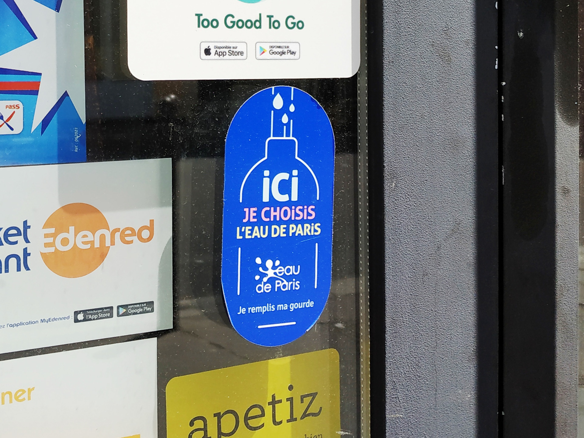 レストランやスーパーなどに水のボトルマークのステッカーが張ってある場合、持ち込んだ水筒などに水道水を無料で入れてくれます