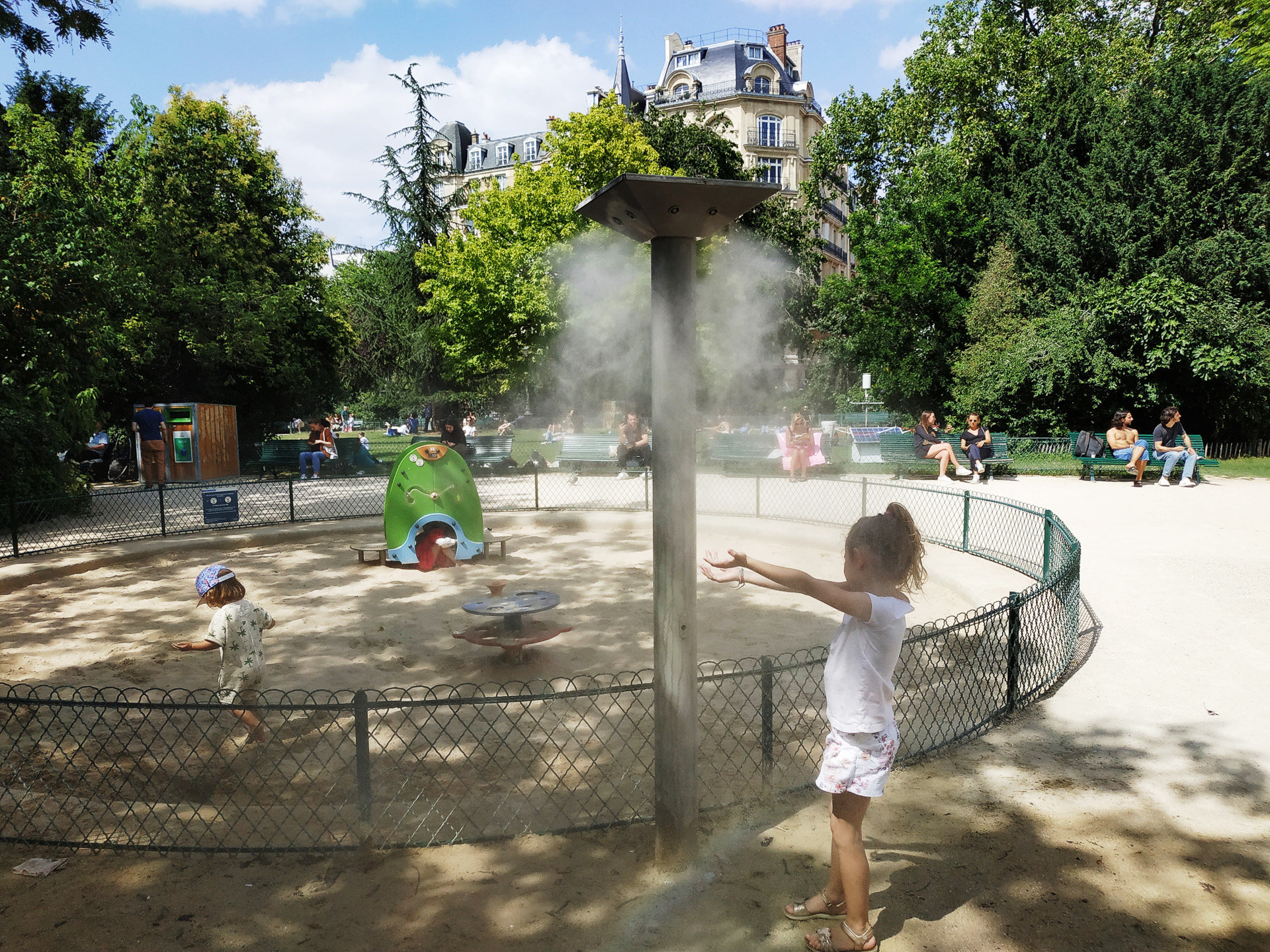 上からミストが出てくるタイプ