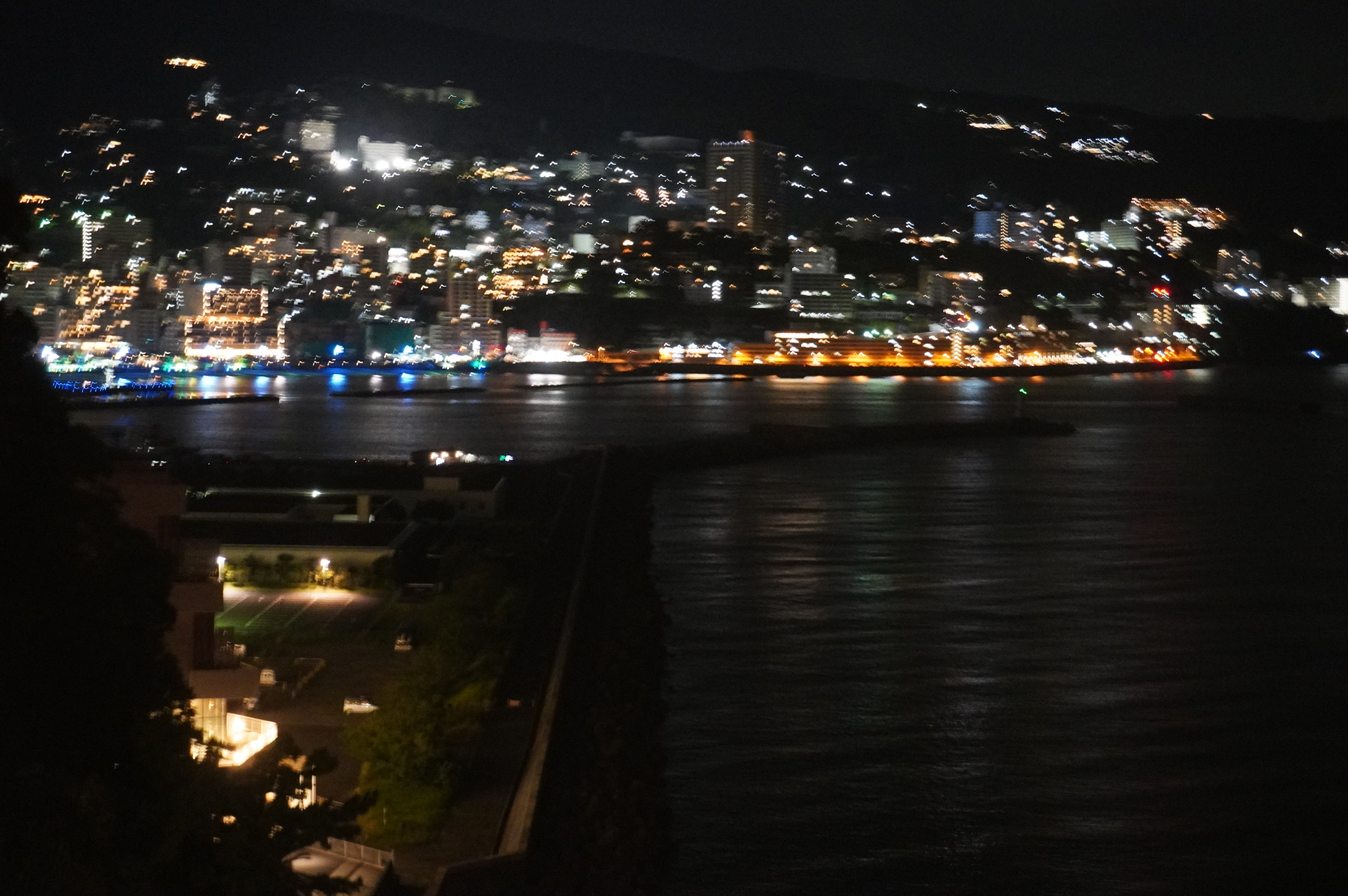 こちらはホテルエントランスから見た夜景