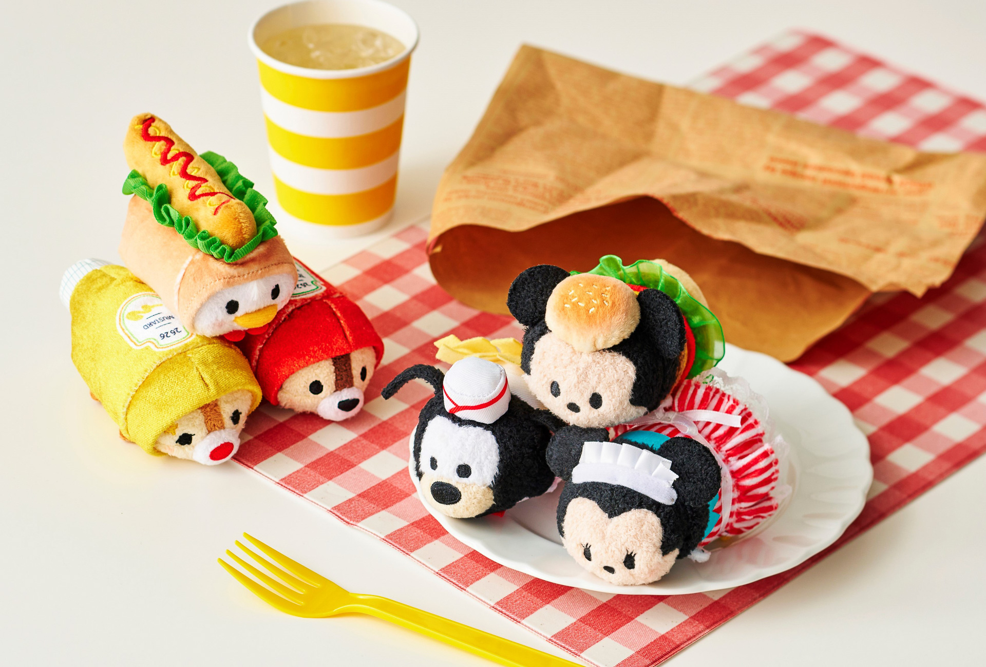ダイナーのメニューや店員姿の「TSUM TSUM」（各1300円）も同時発売