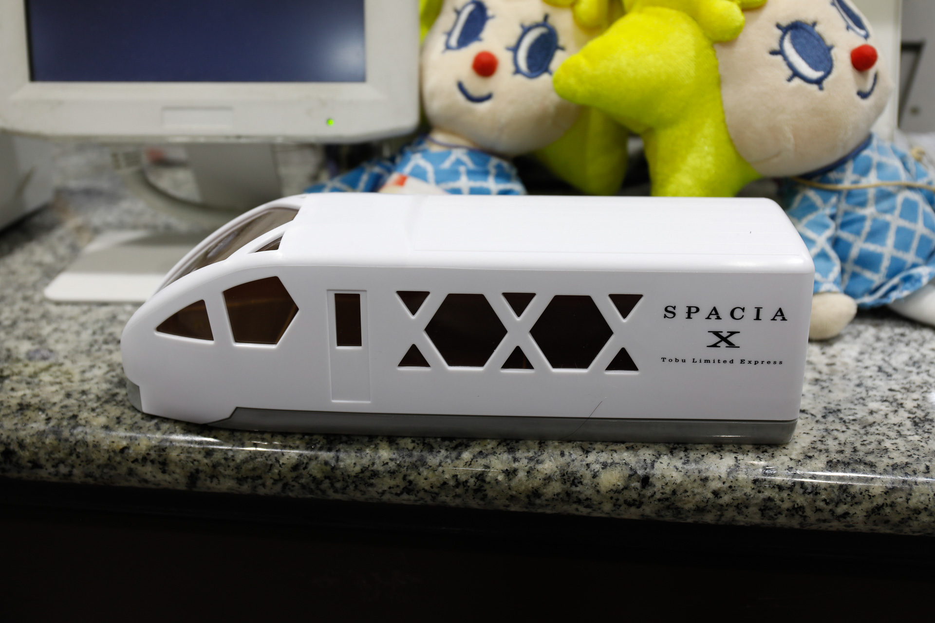 改札口の有人通路には、スペーシアXの模型が登場