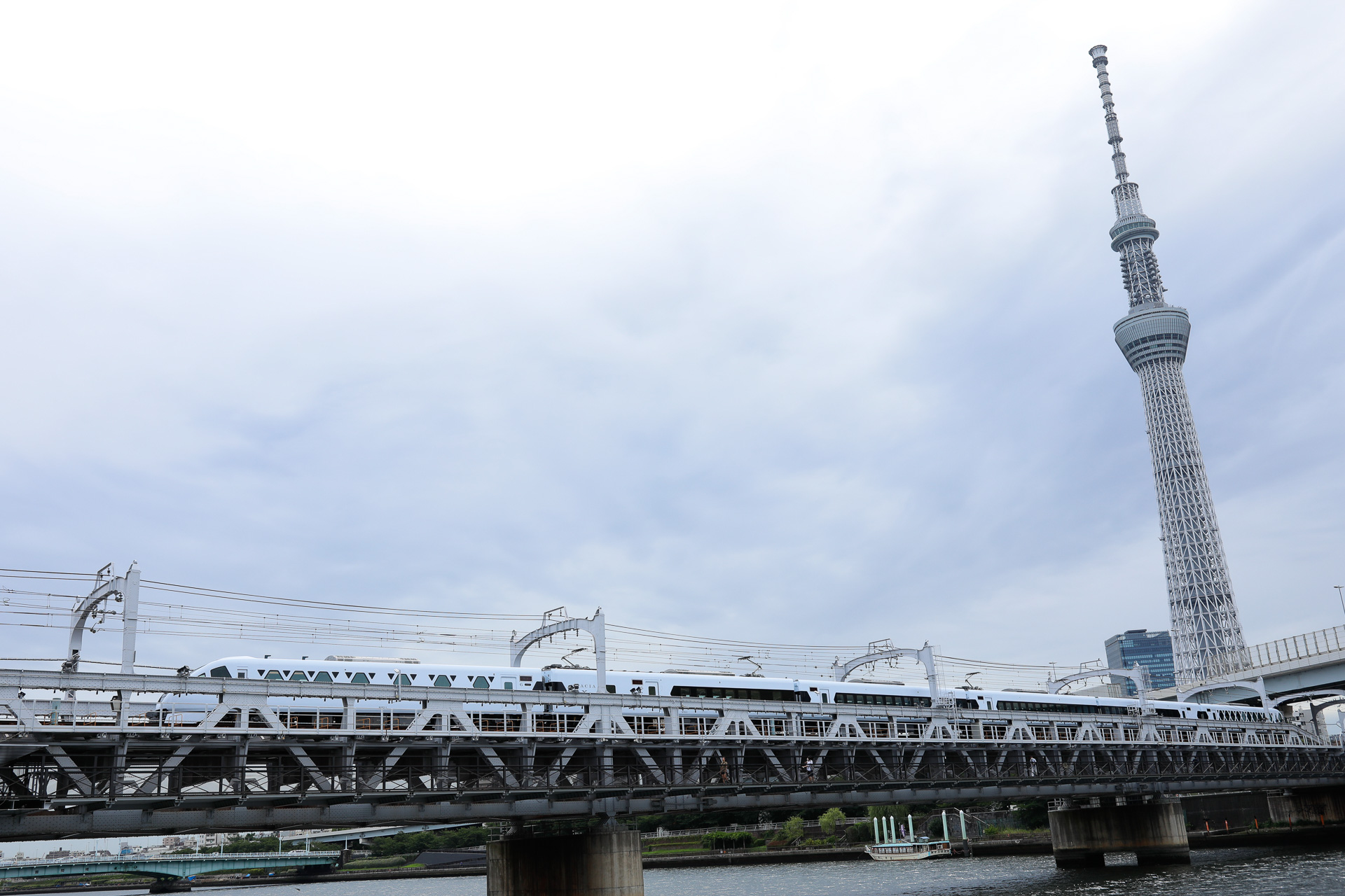 初列車の「スペーシアX 1号」より1時間10分後に、毎日運転の「スペーシアX 3号」が設定されている。そこで使用する車両が回送されてきたところ