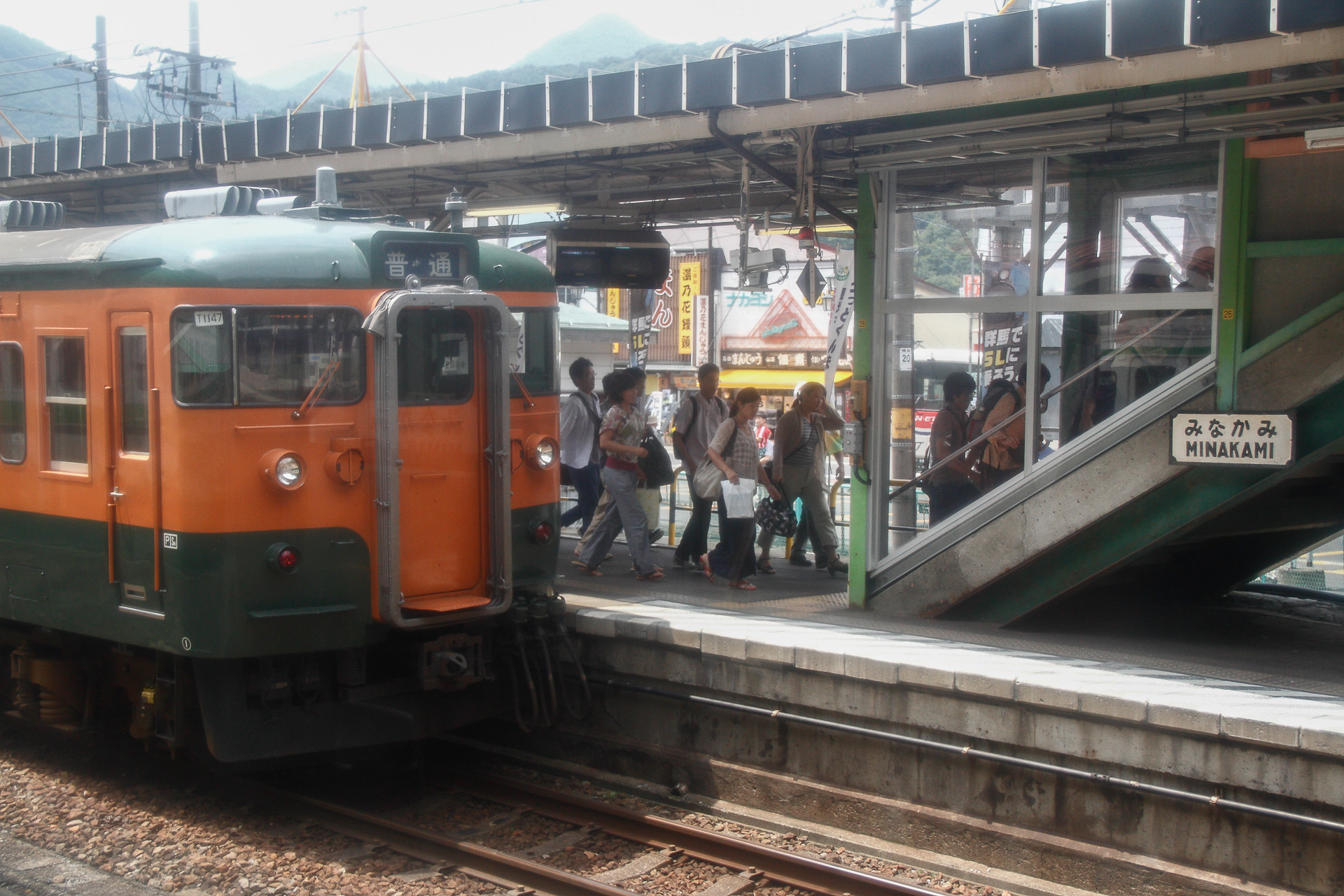「水上ダッシュ」という言葉があるかどうかは不明だが、高崎方面からの普通列車と長岡方面の普通列車が接続すると、こういうことになる。東北本線の黒磯駅でも、しばしば見られる光景