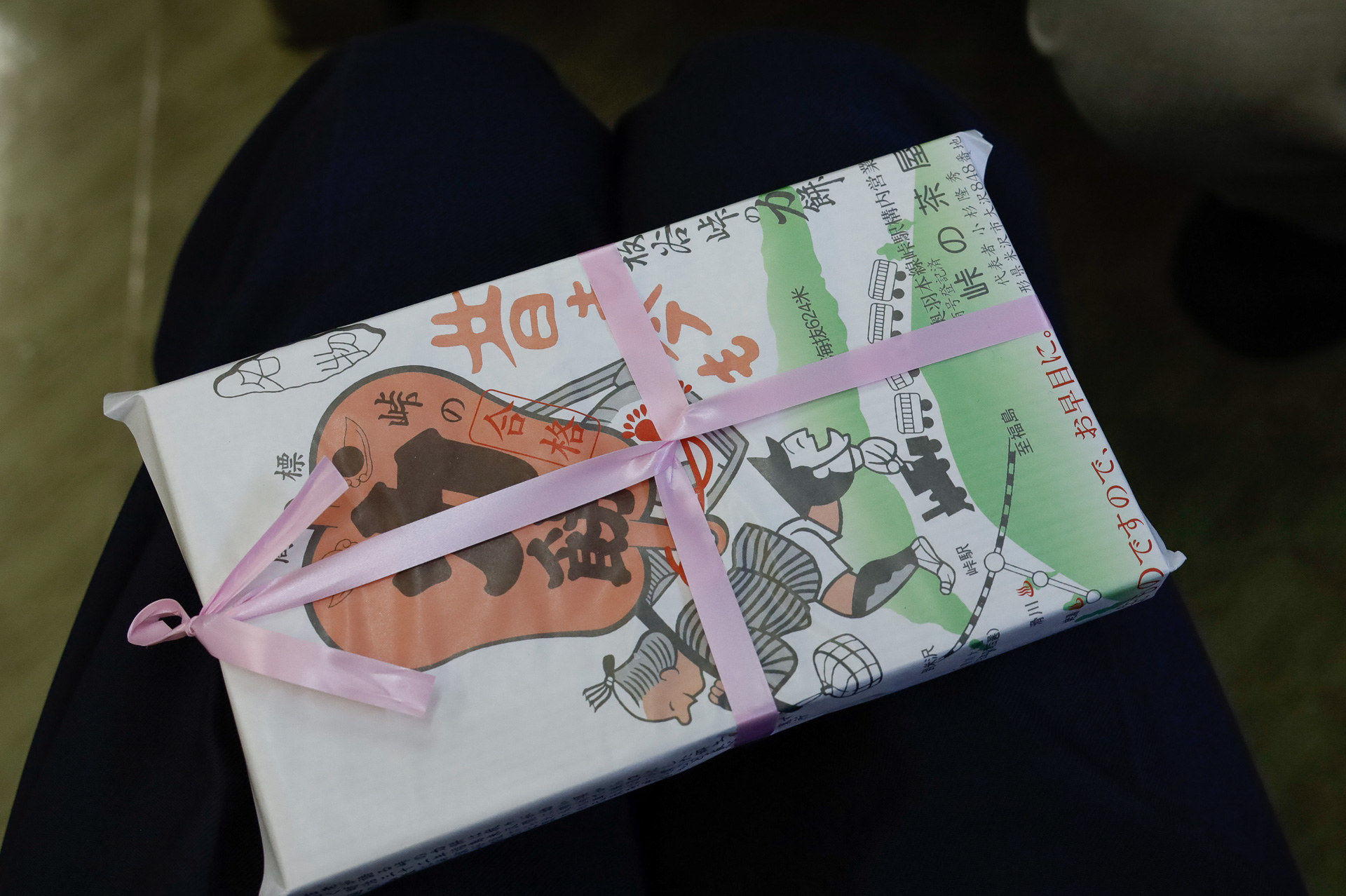 福米間で普通列車に乗ると、峠駅で立ち売りしている「峠の力餅」を買う楽しみがある