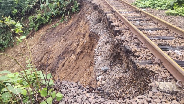 五能線岩館～大間越駅間の盛土流出（秋田県八峰町、7月17日撮影）